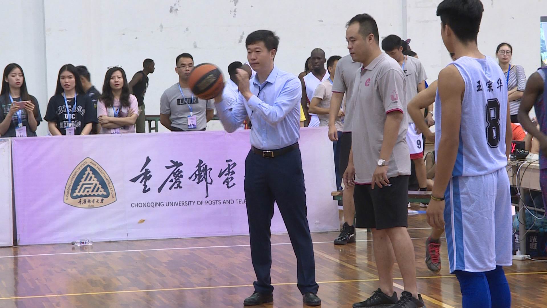 1530802358717089582.jpg 1 教育部李海副司长开球.jpg