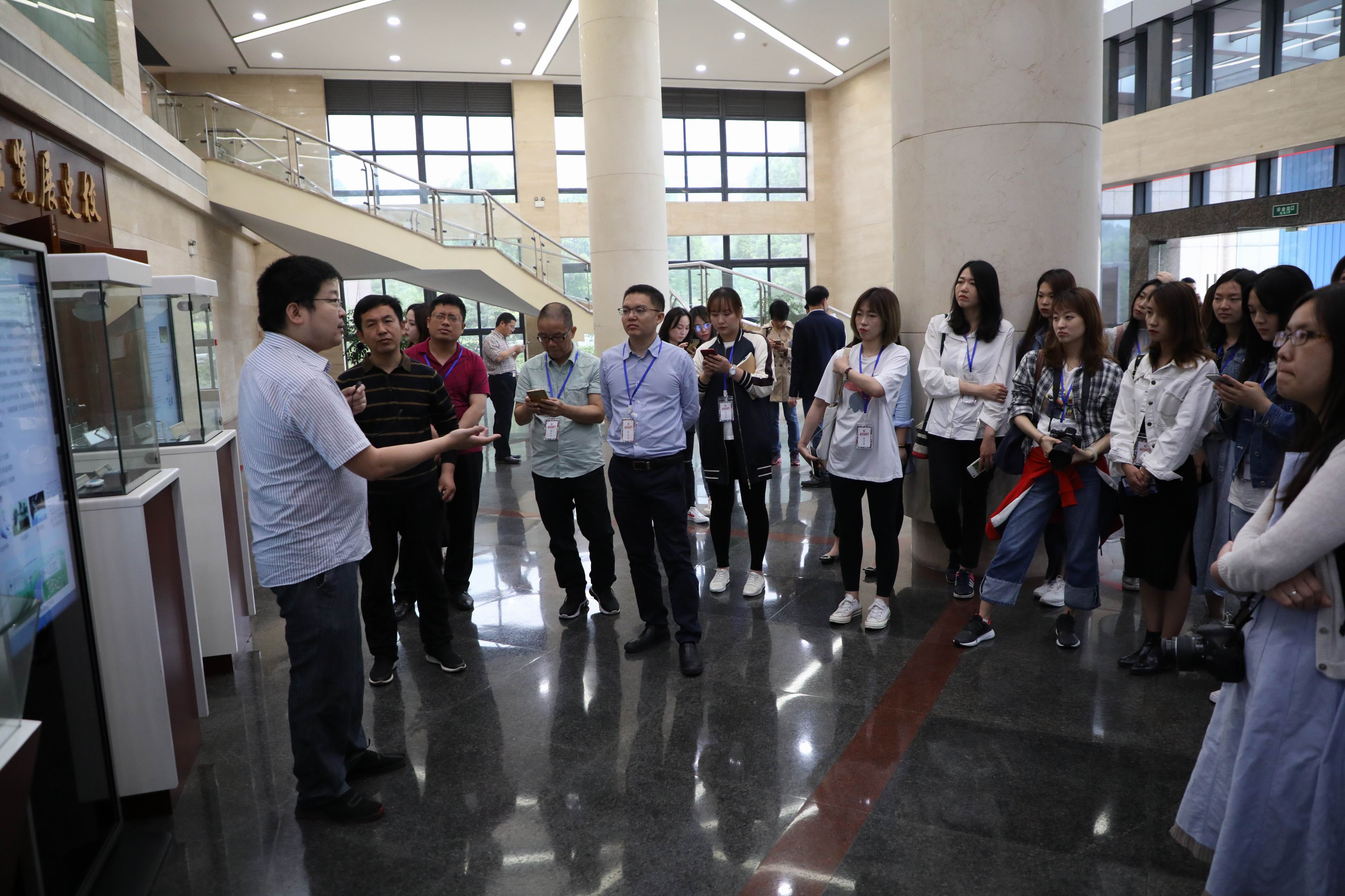 1557923332526073540.jpg 8 参观科技成果展.jpg