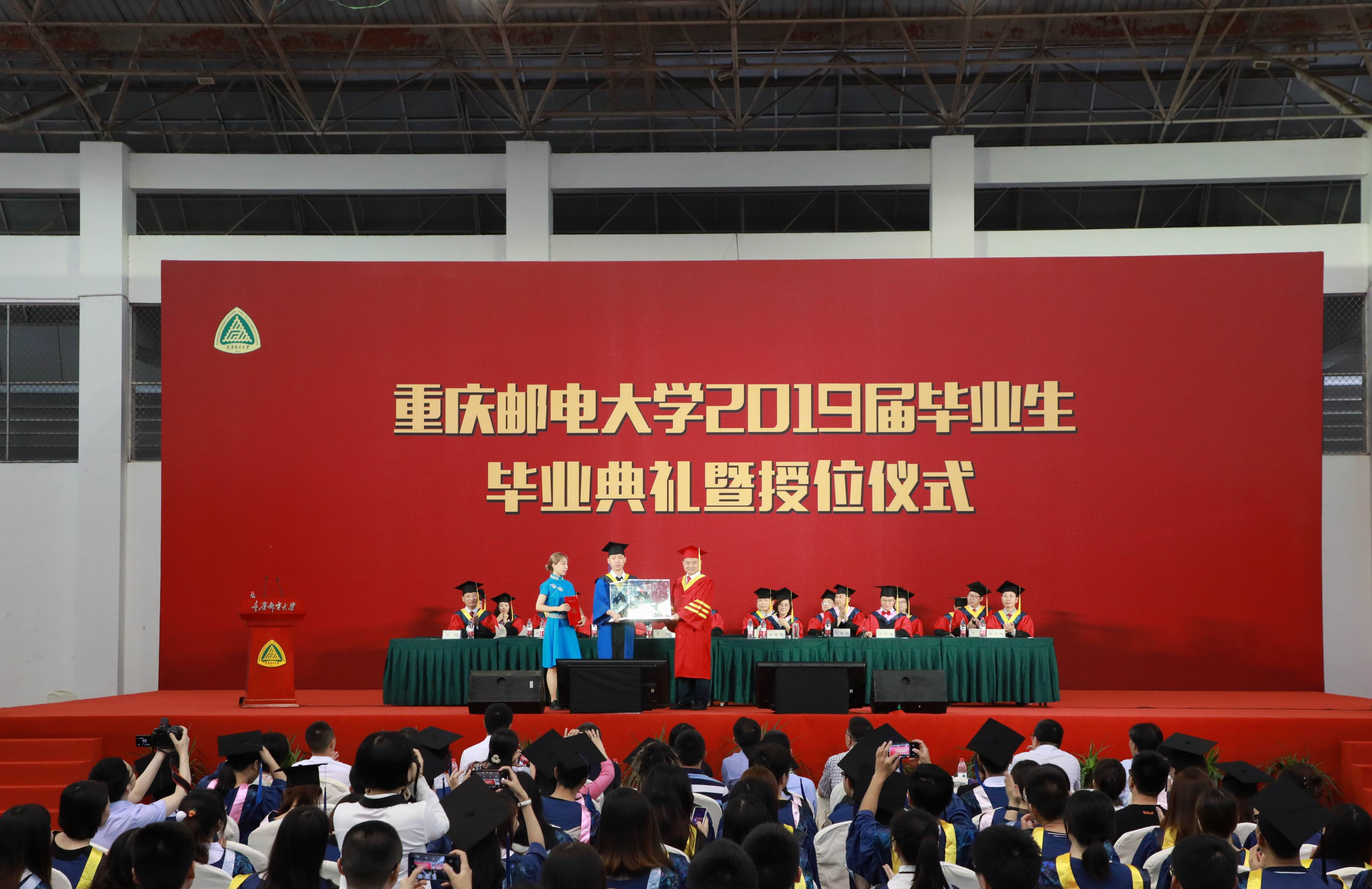 1561426719806040057.jpg 7 毕业研究生代表向母校赠送毕业纪念作品.jpg