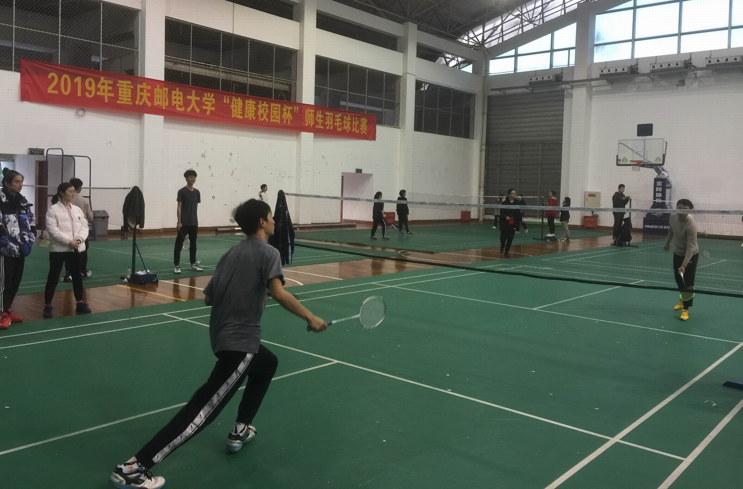 学校举行"健康校园杯"师生羽毛球比赛