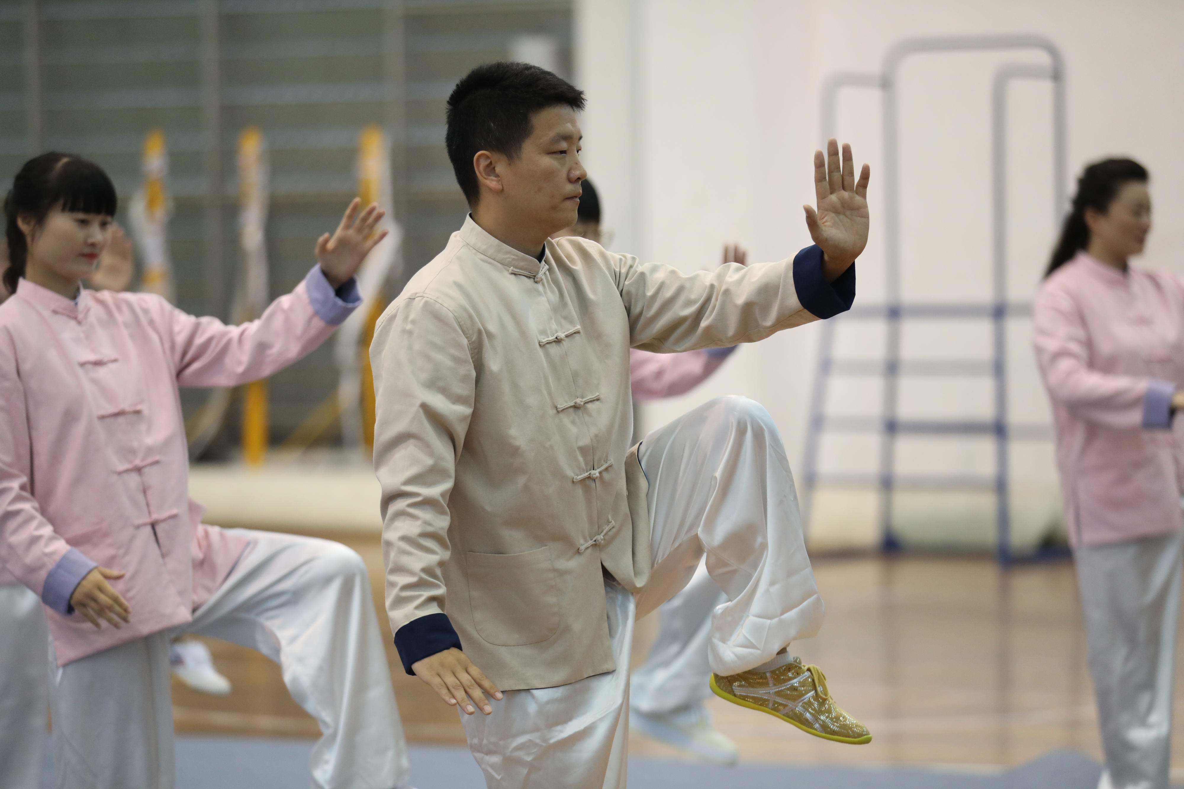 进行了为期一个月的太极拳,健身气功的专业学习和训练