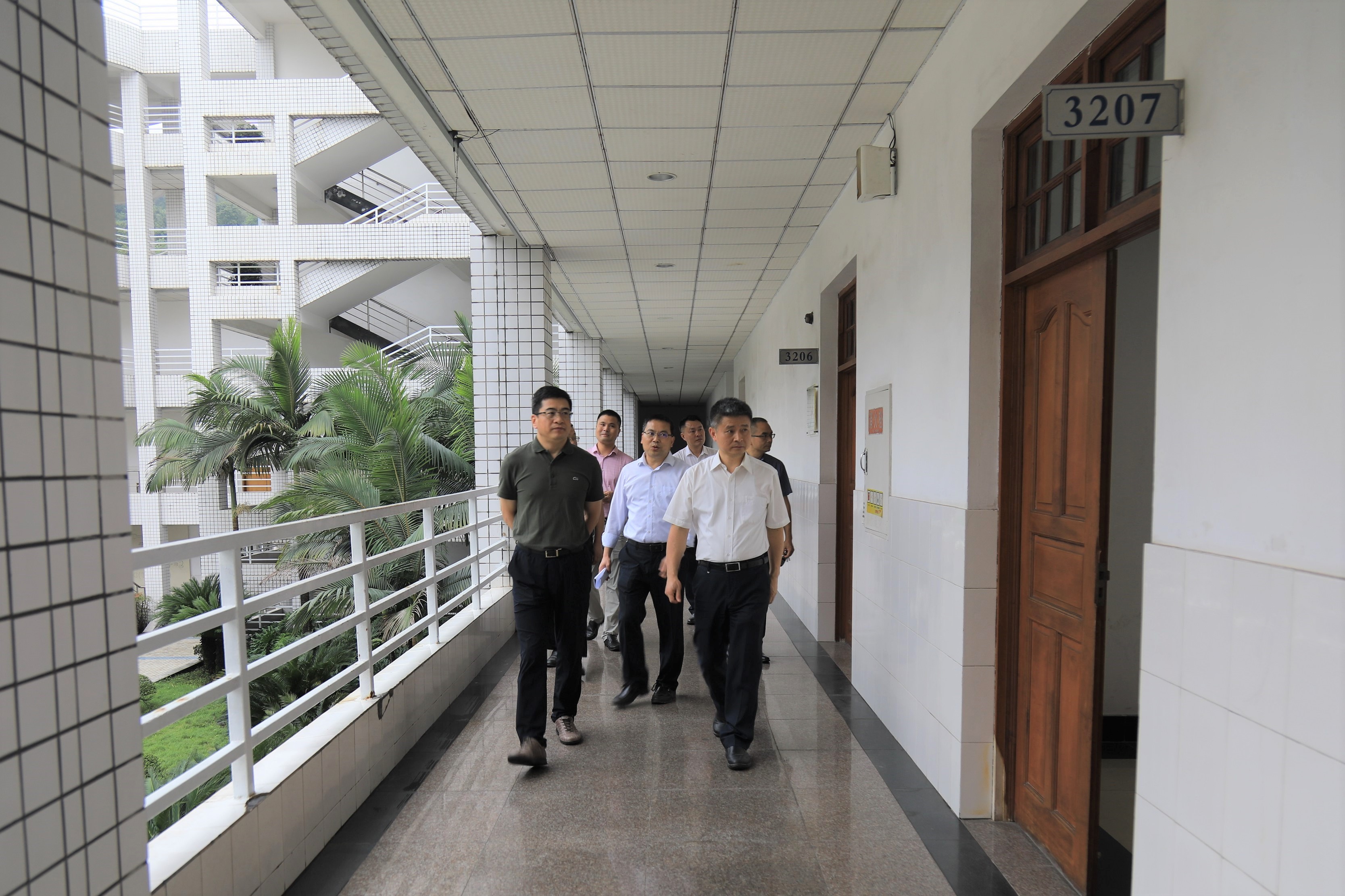 校领导率队深入教学一线检查新学期开学工作