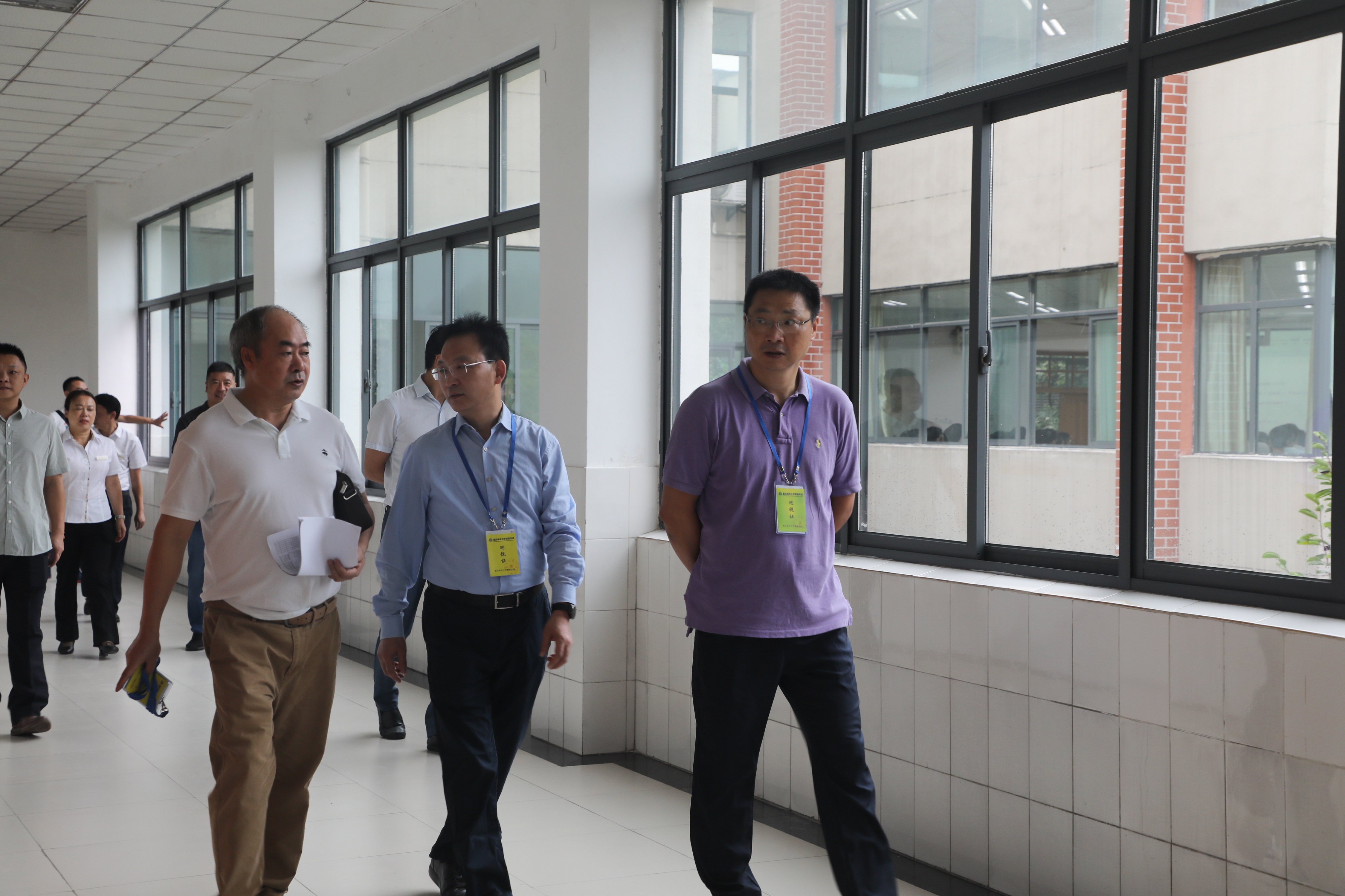 校领导率队深入教学一线检查新学期开学工作