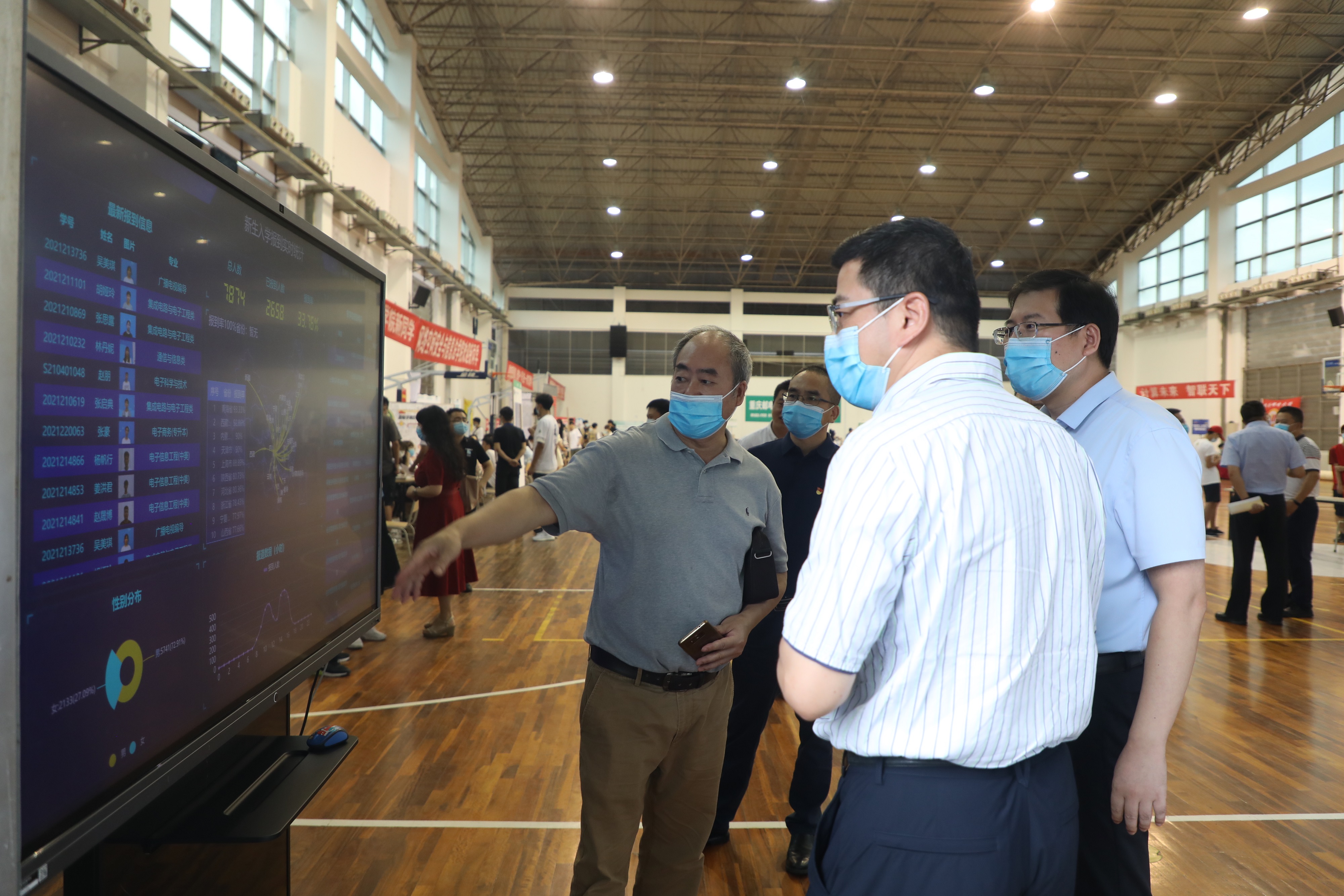 校领导检查指导2021级迎新工作