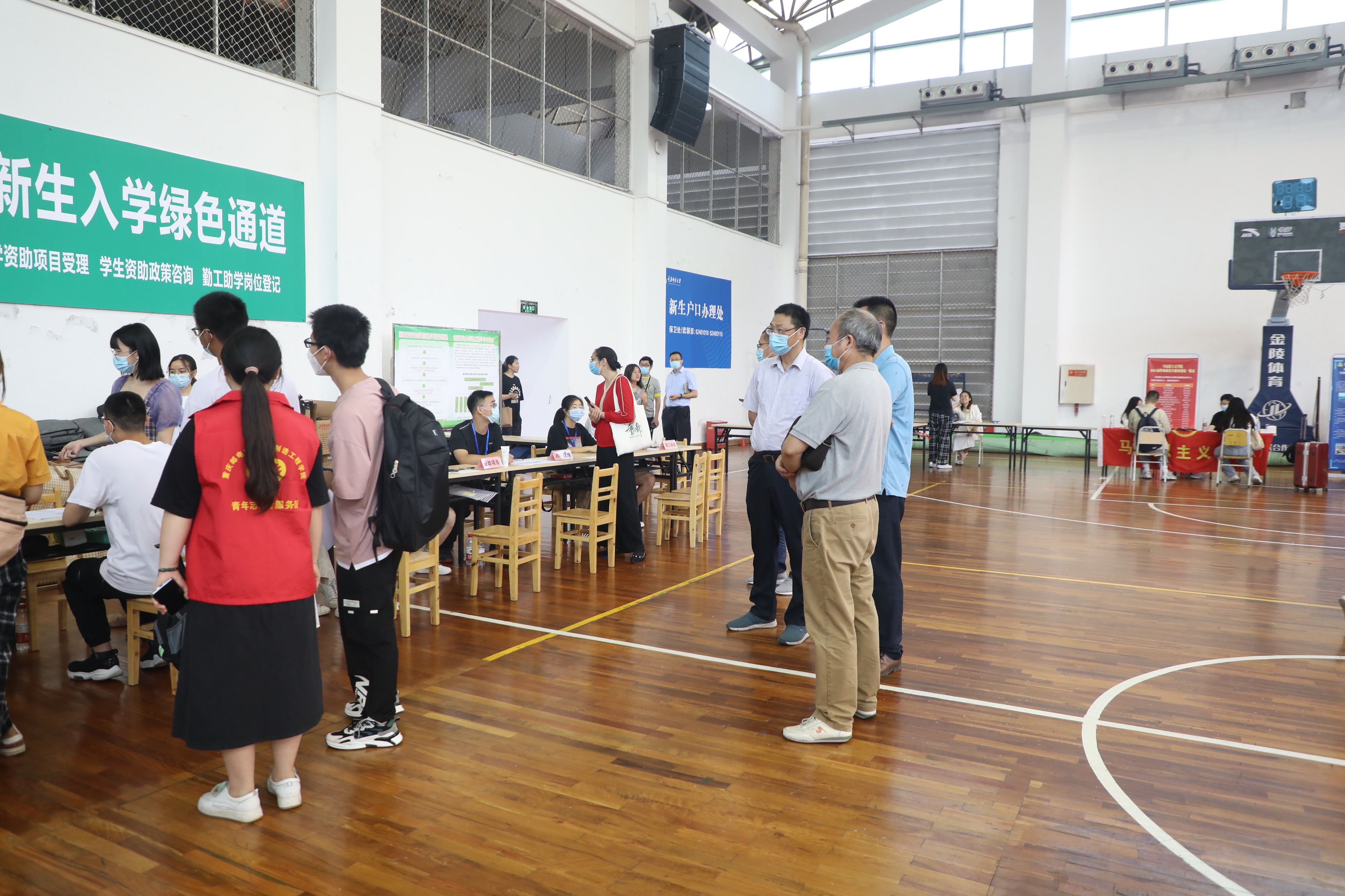 校领导检查指导2021级迎新工作