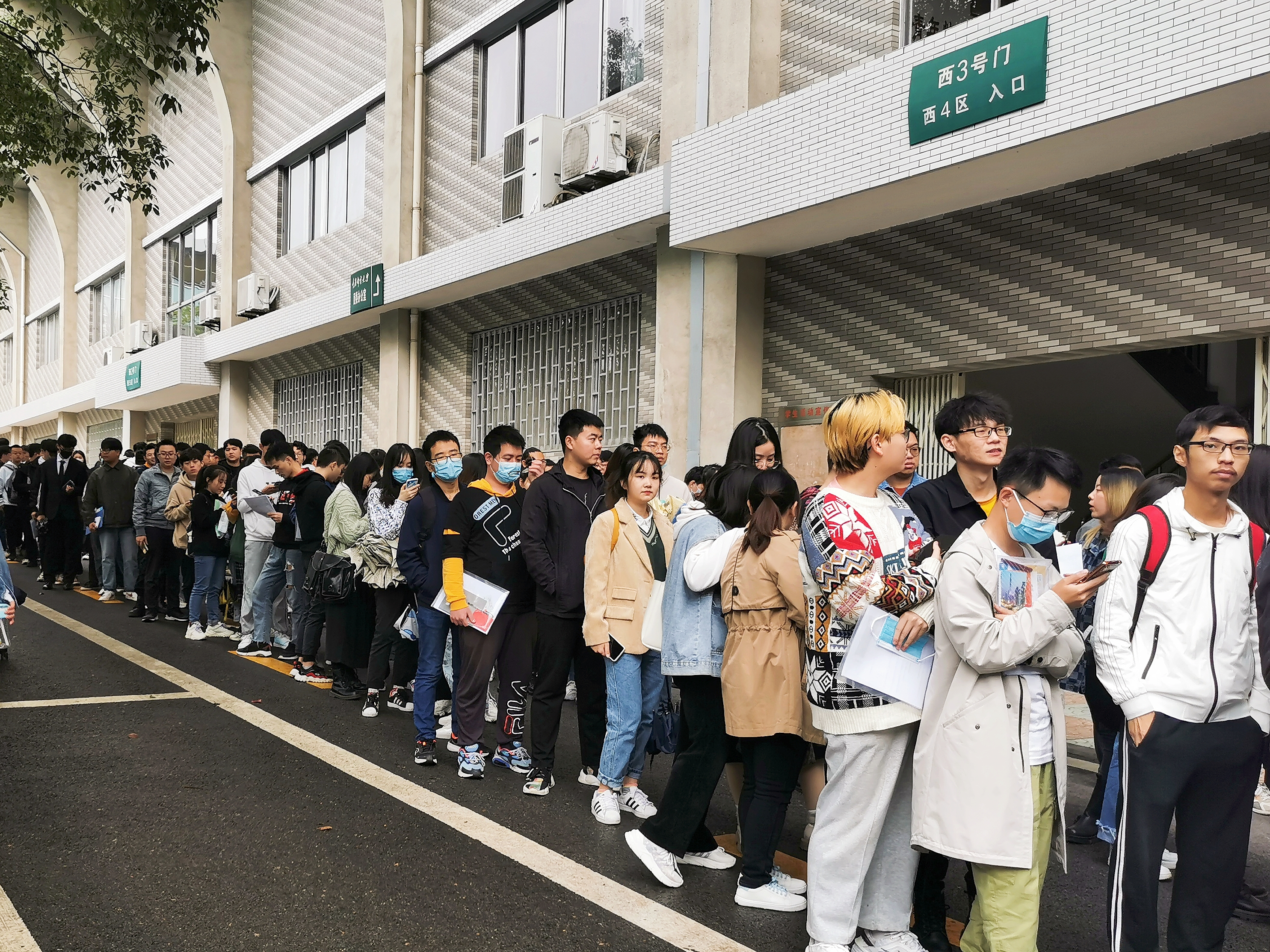 学校举办2022届毕业生秋季“信息电子-智能制造类”专场双选会