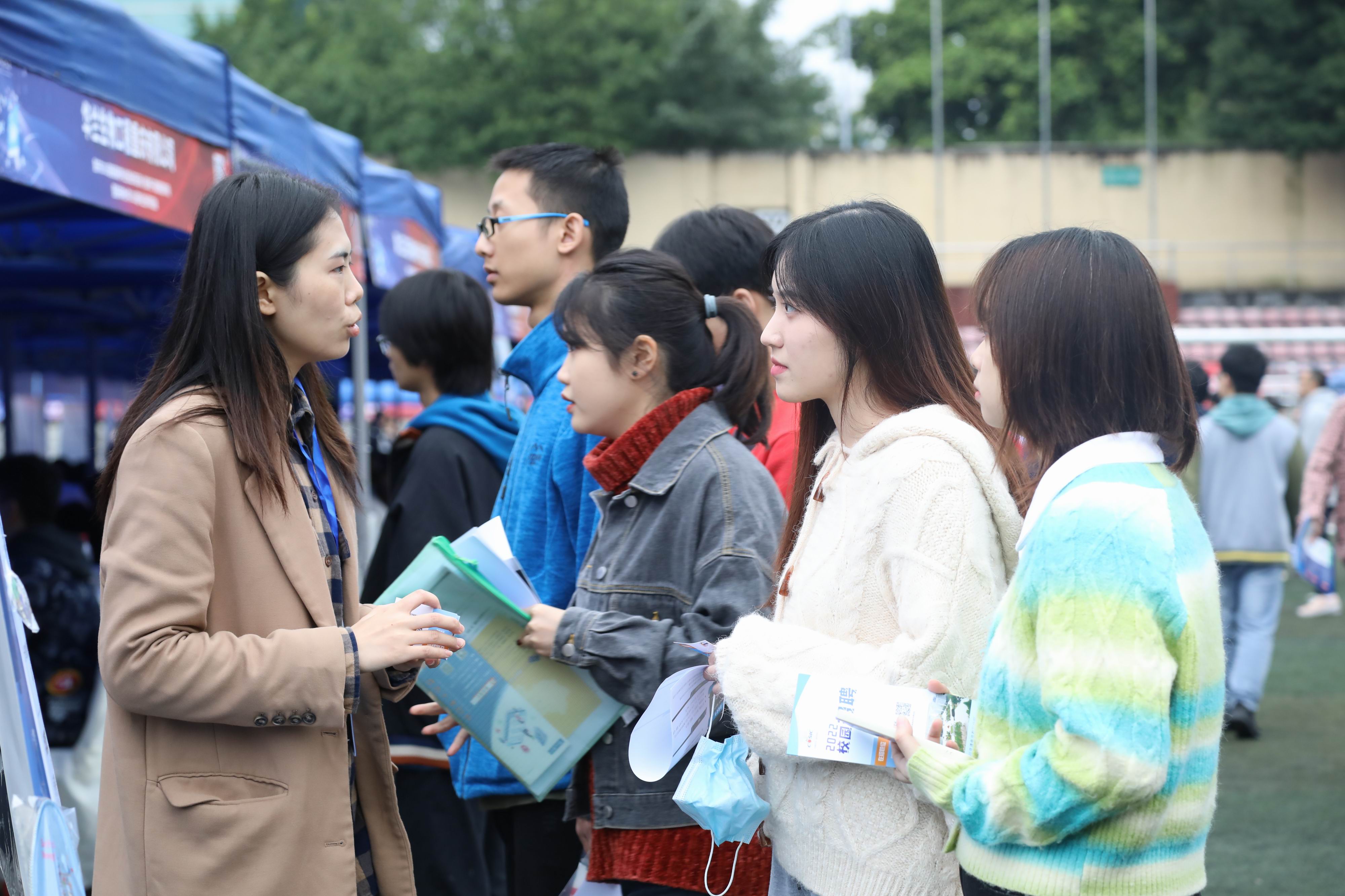 学校举办2022届毕业生秋季“信息电子-智能制造类”专场双选会