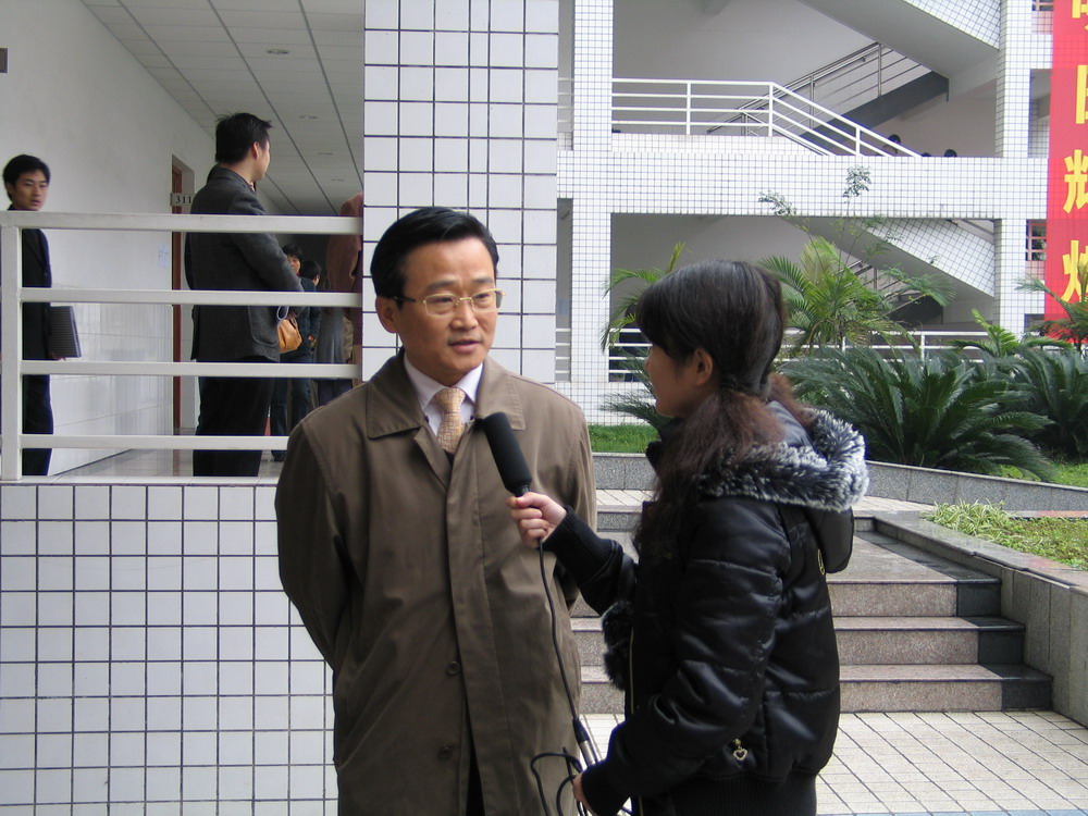 陈流汀校长接受《重邮新闻》记者采访