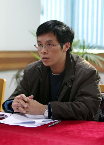 我校党委宣传部曾维伦副部长向媒体记者介绍了郑建宏教授在3g手机研发