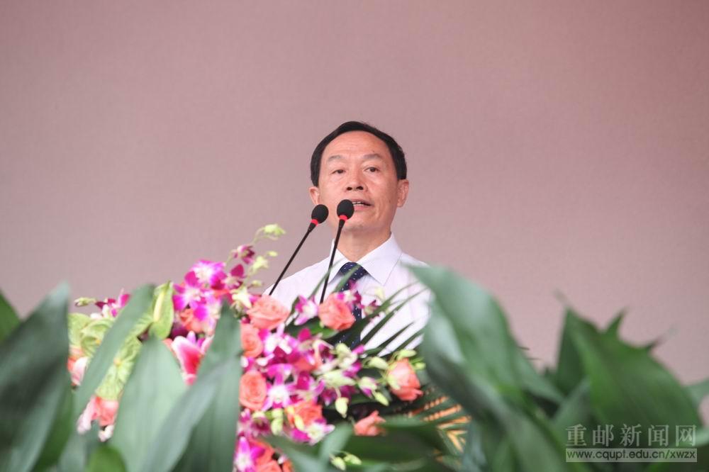 校长李银国在2014级新生开学典礼上讲话 (记者 王策 摄)