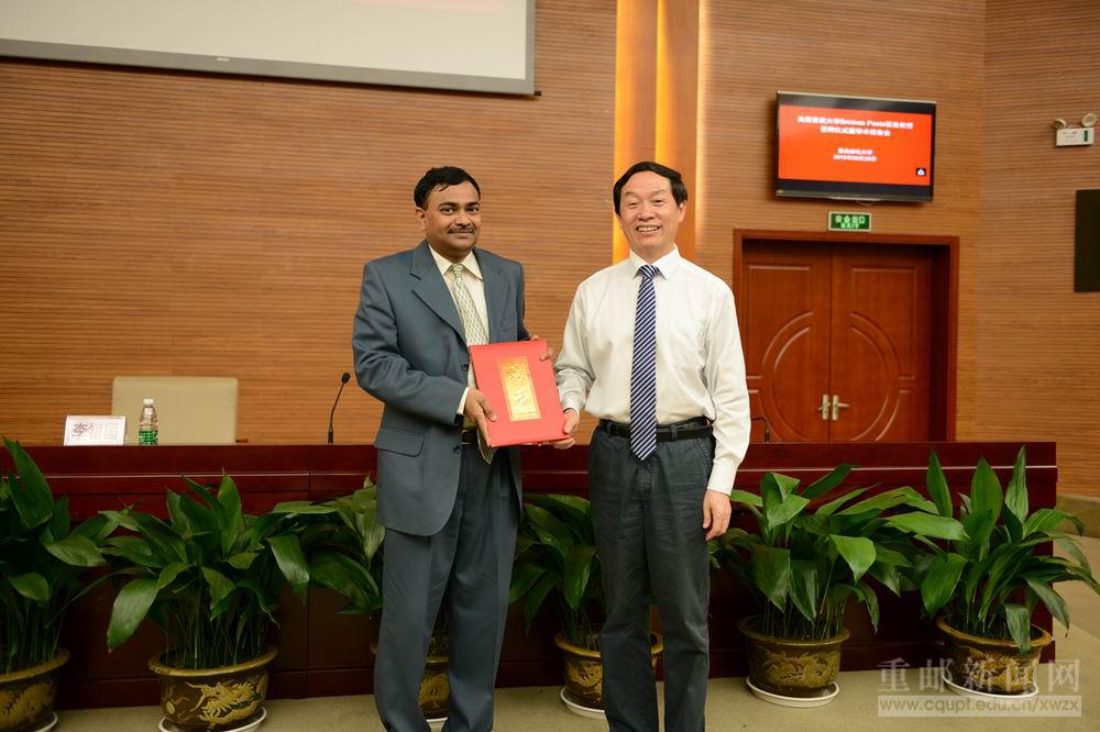 李银国校长为srinivas peeta教授颁发我校客座教授聘书 (自动化学院