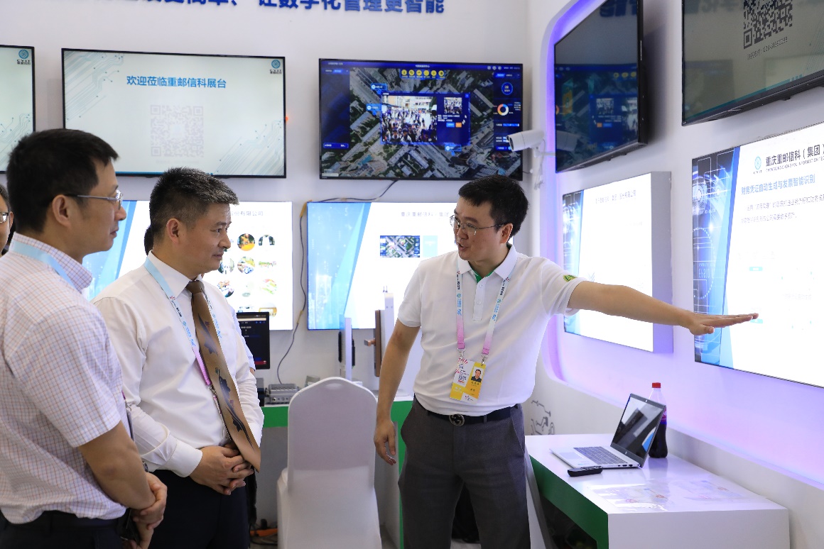 校党委书记,校长李林,重邮信科集团公司董事长杨丰瑞一行在展台听取