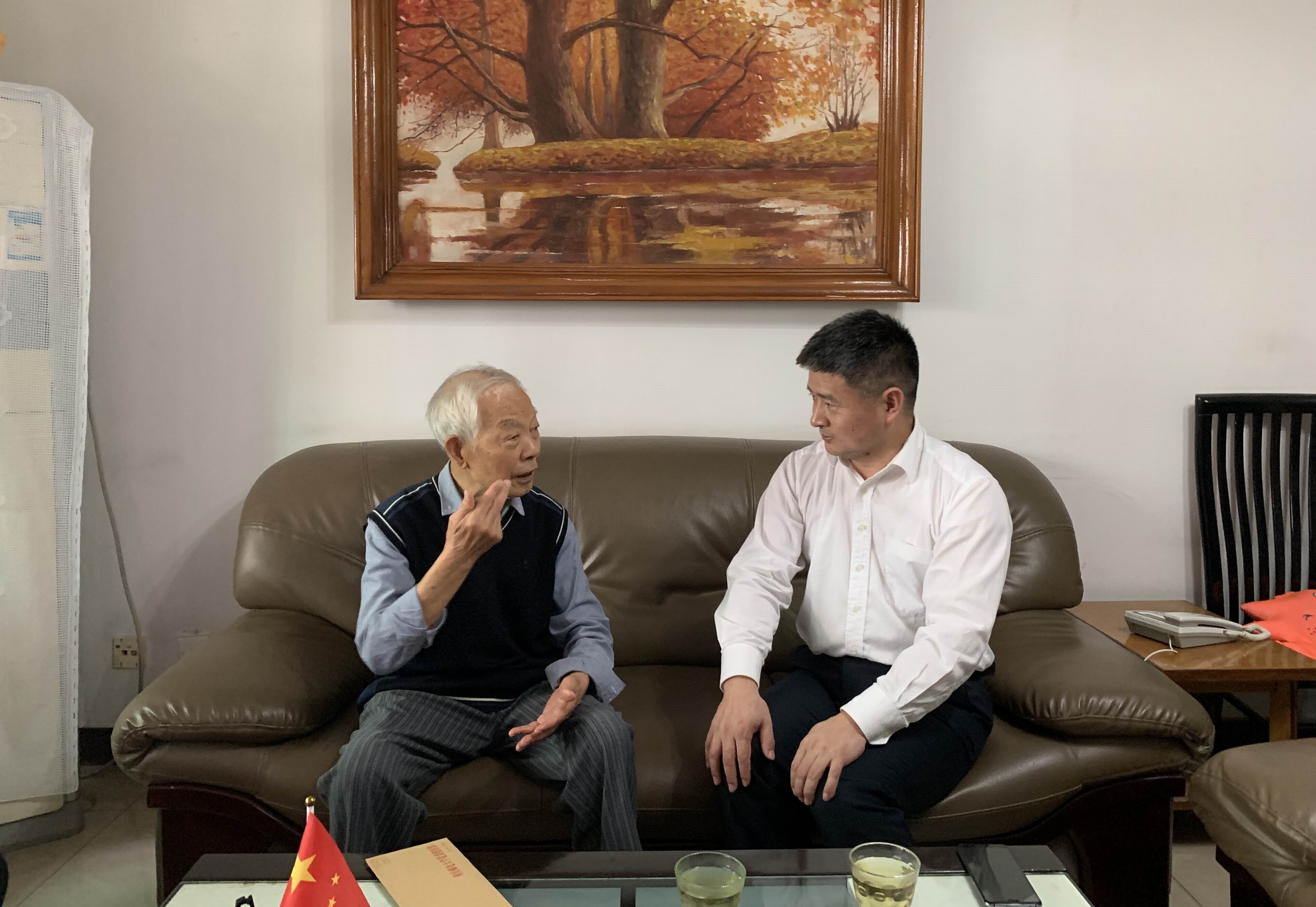 1570014931308065901.jpg 1 李林慰问老干部舒复生.jpg