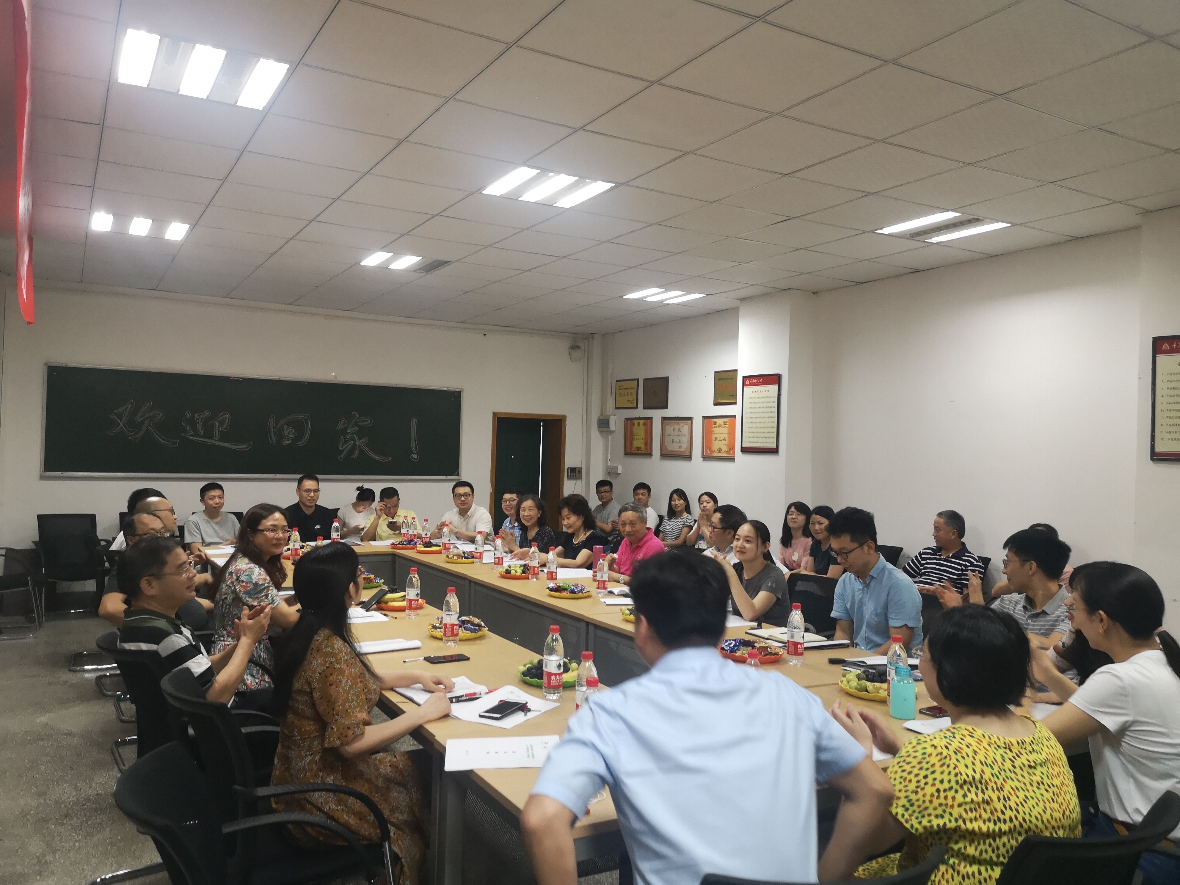 1594351841379071174.jpg 校庆座谈会1.jpg