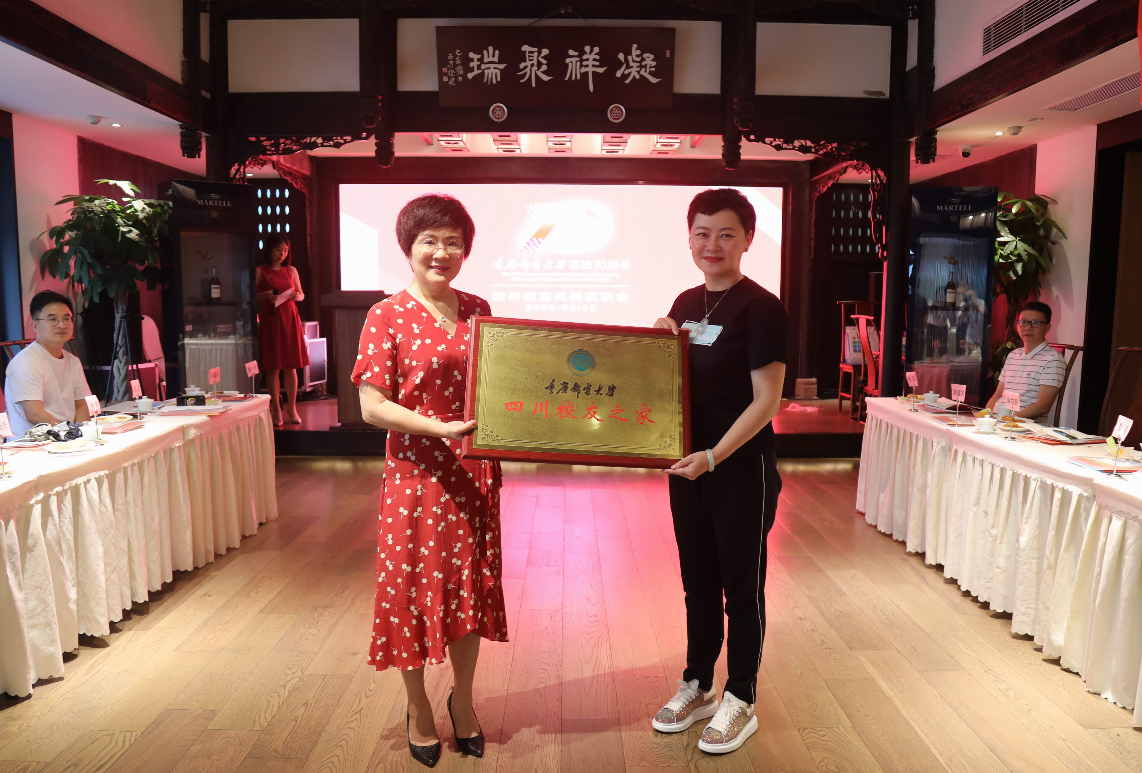 1597566272488027222.jpg 16 游敏惠授牌.jpg