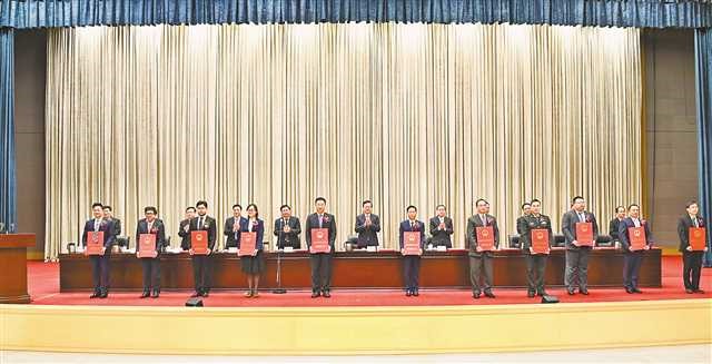 1600846145003077524.jpg 1 左五王国胤上台领奖.jpg