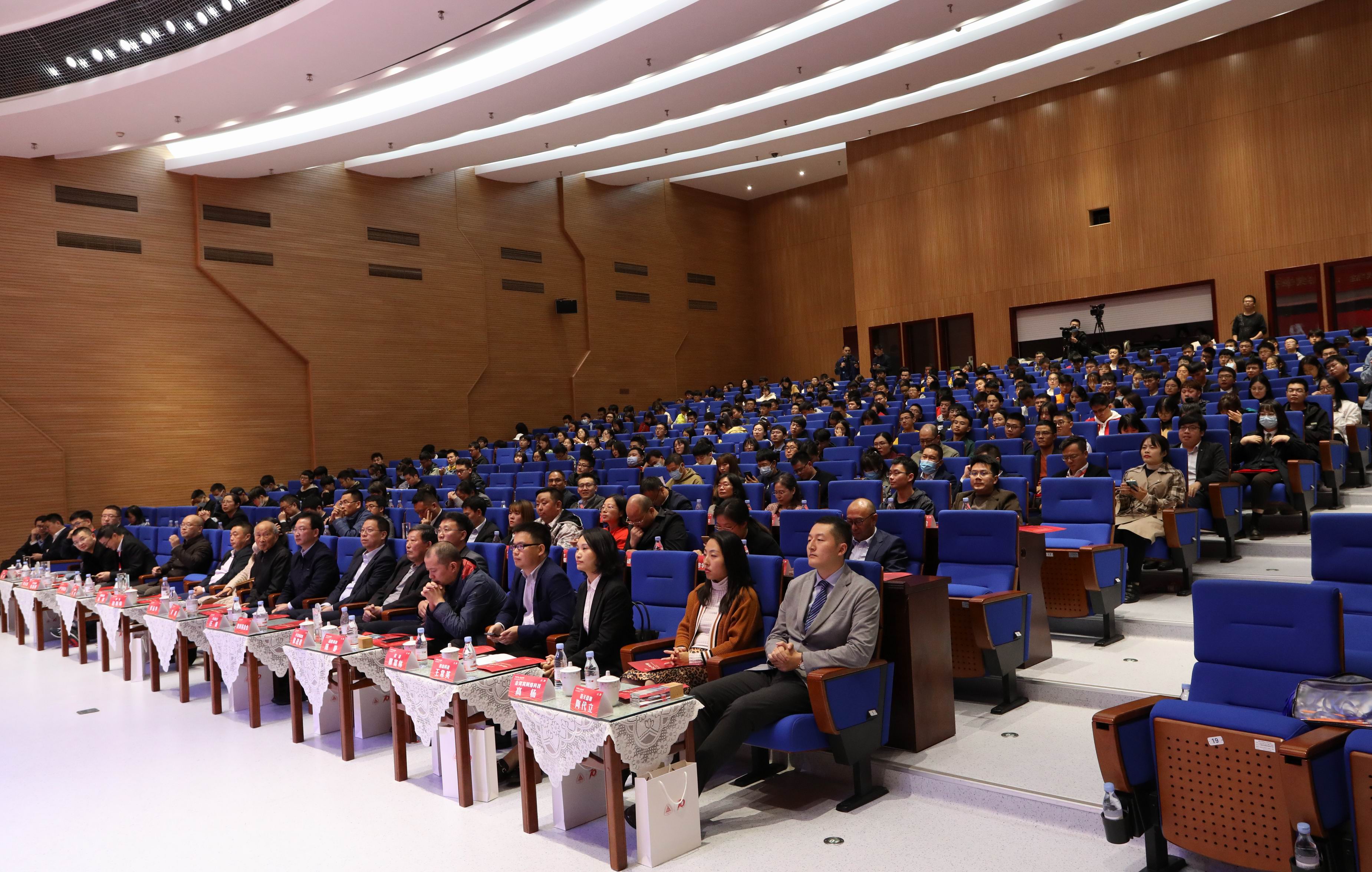 1602994175672042145.jpg 2 奖学金颁发现场.jpg