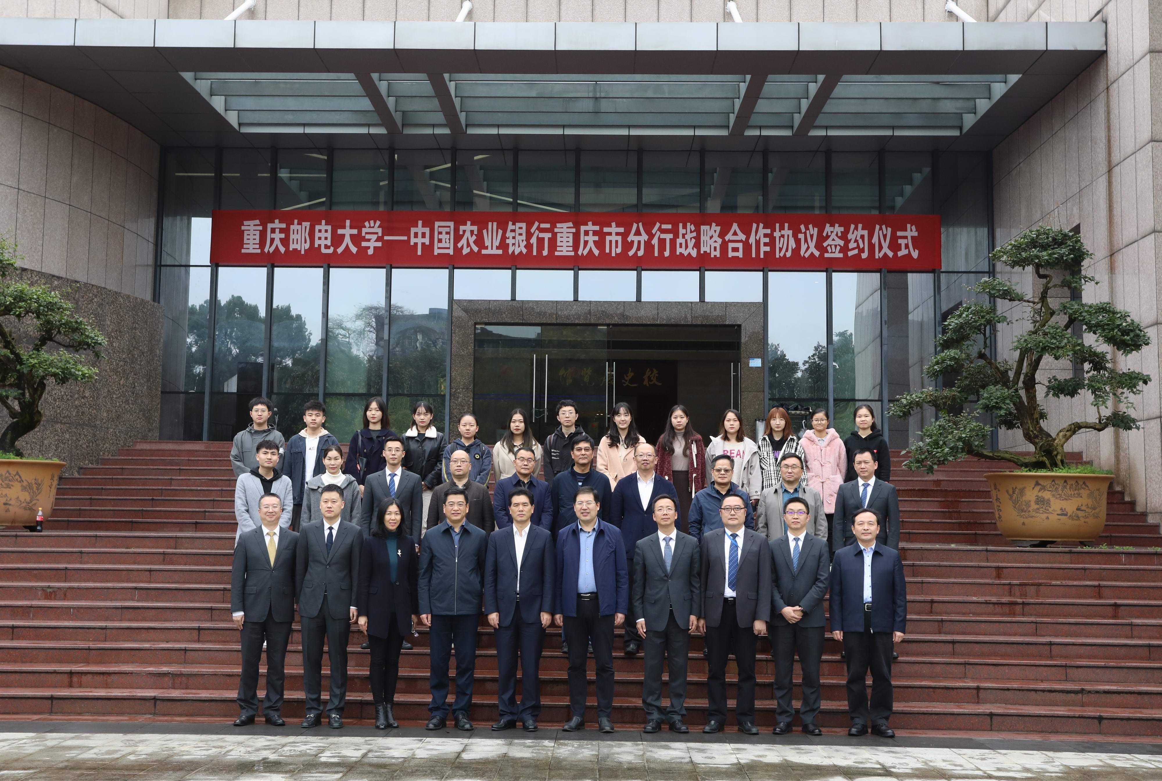 1604337991394028069.jpg 5 与会人员合影.jpg