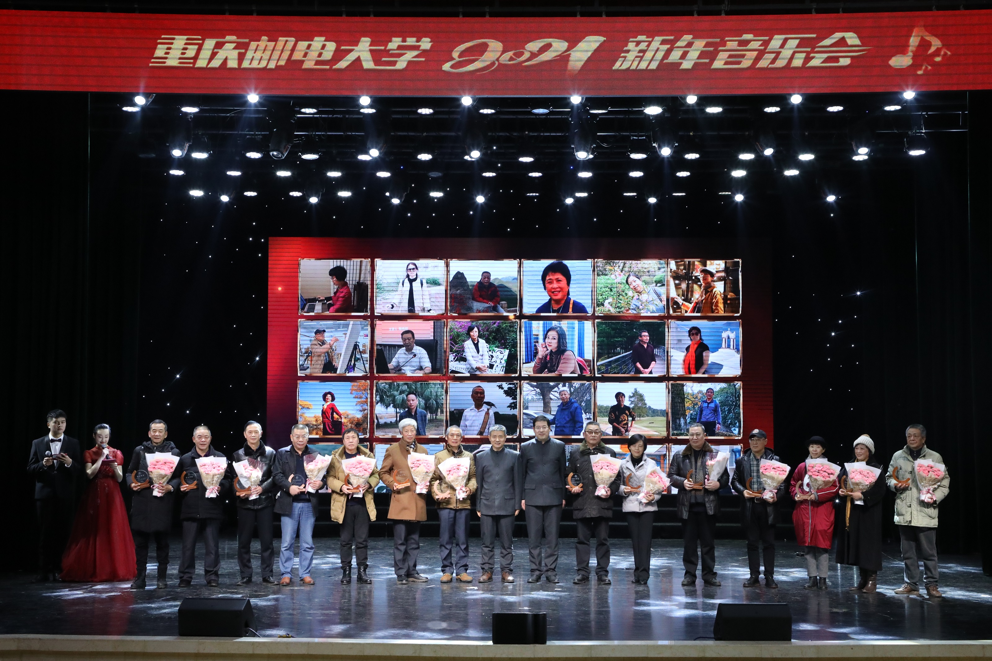 1609405074926029552.jpg 2021年新进教师代表向退休教职工代表献花.jpg