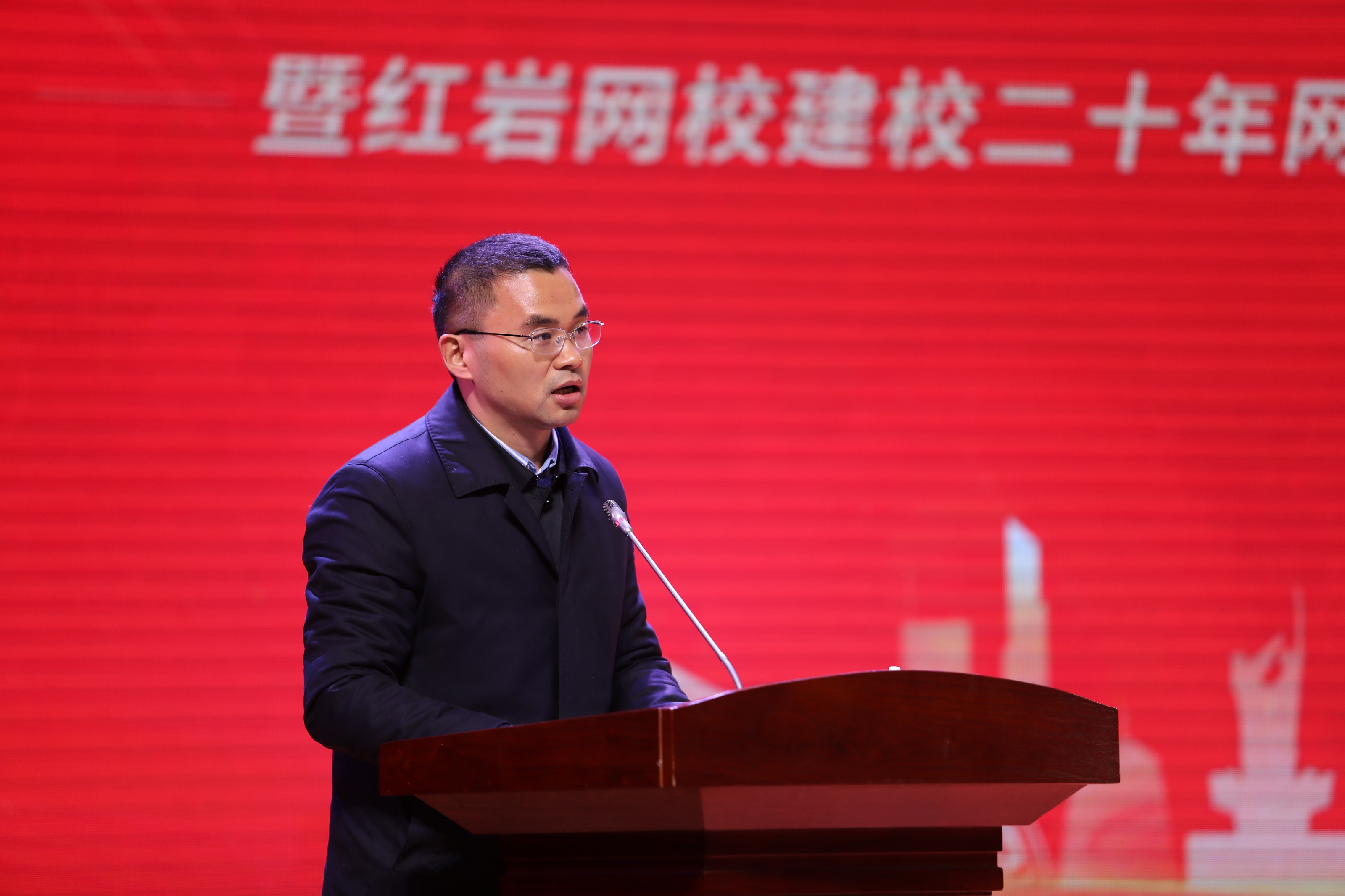 1609410427075006817.jpg 共青团重庆市委副书记张珂进行嘉宾对谈.jpg