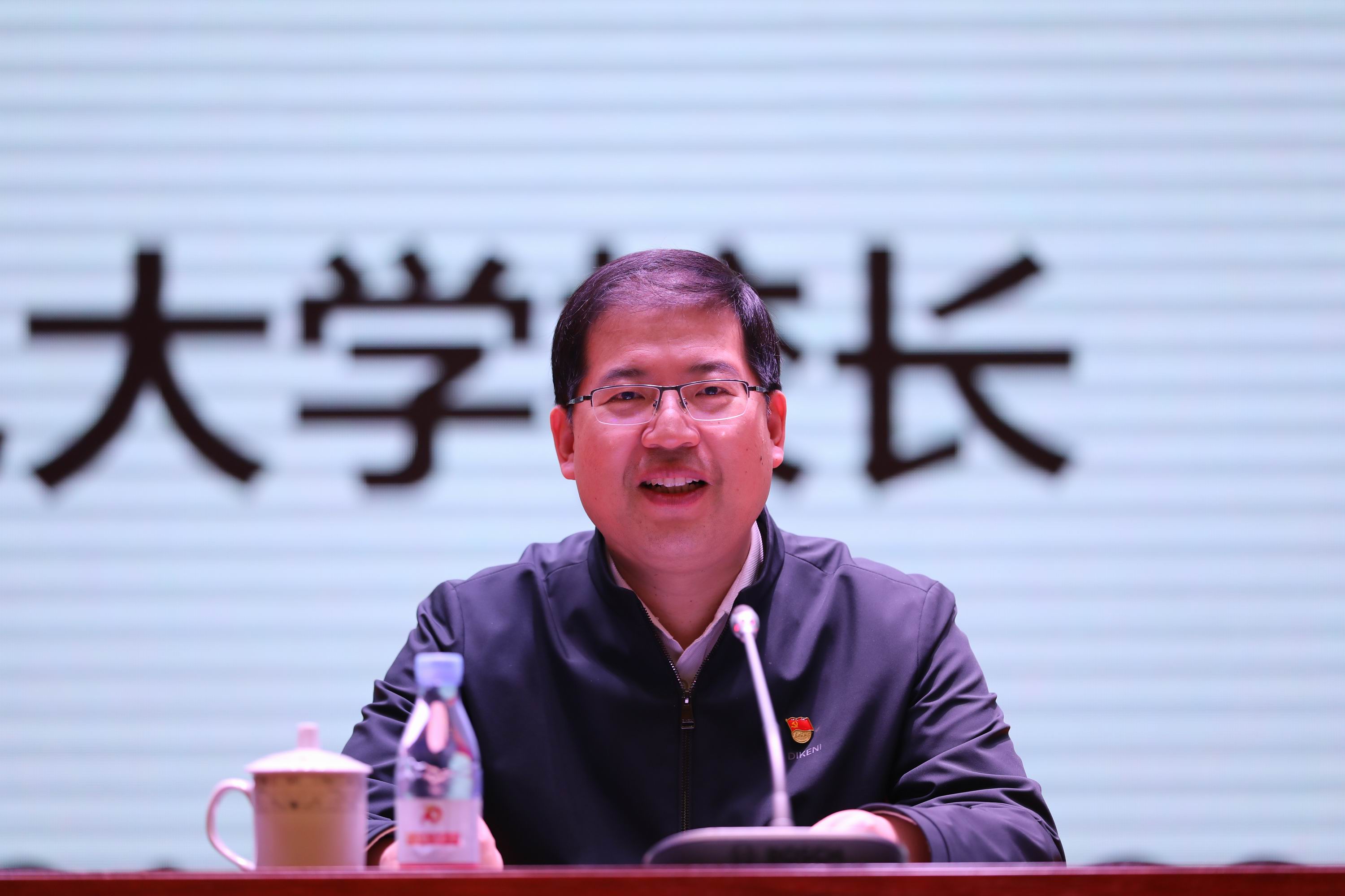 高新波校长为本科生作《形势与政策》专题报告