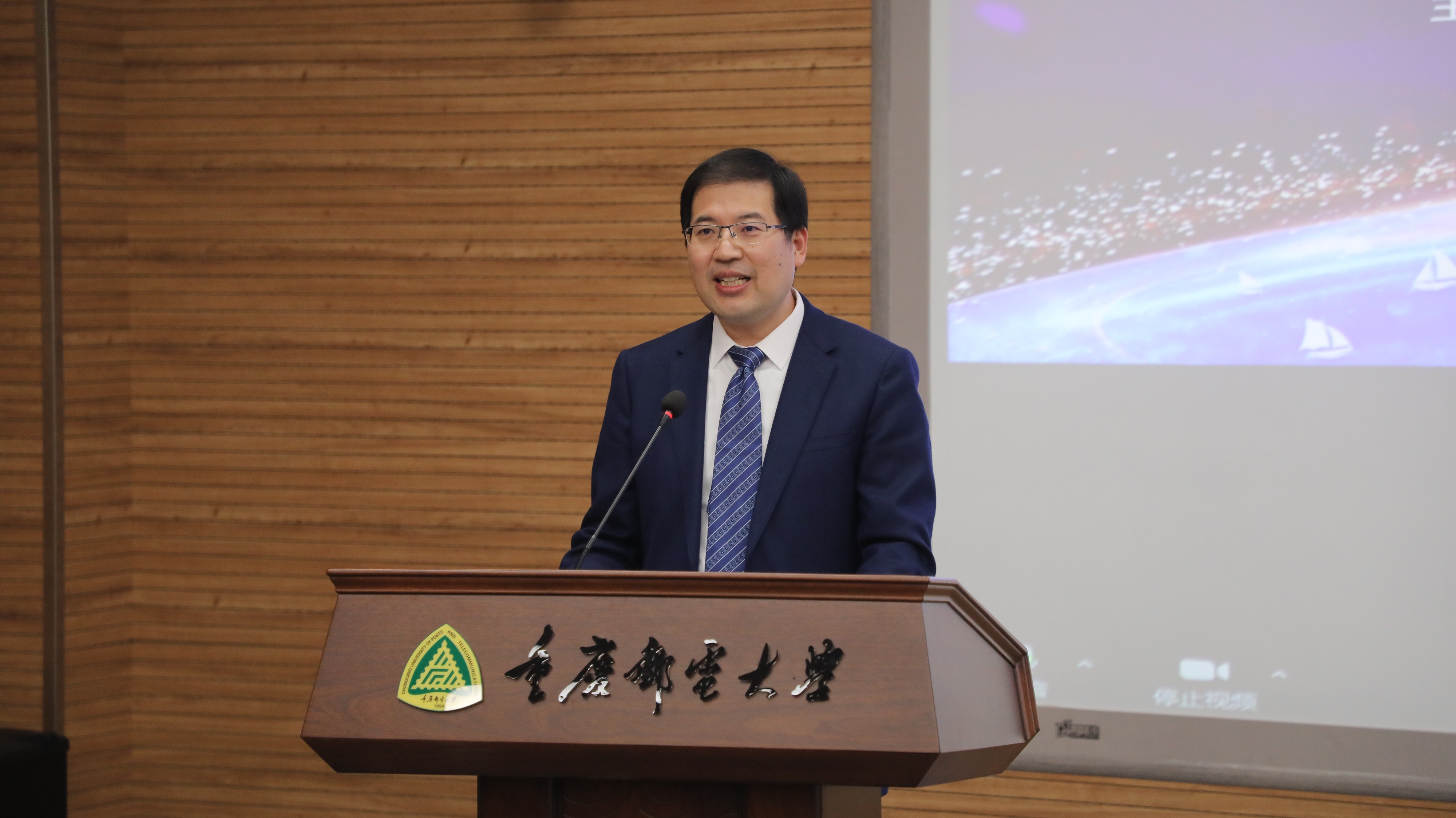 我校“智慧光转换技术与材料”国际学术大师讲坛开幕