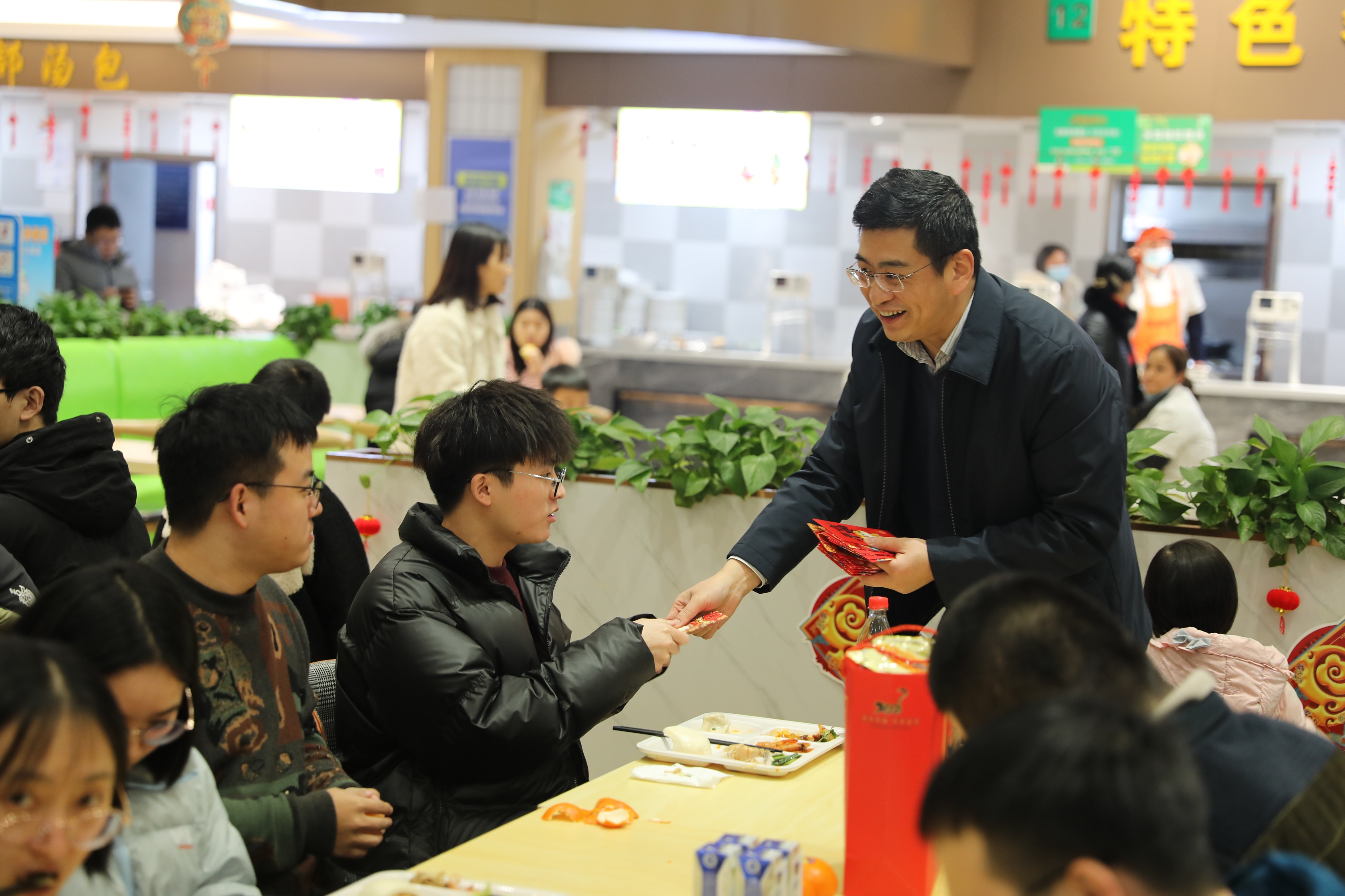 学校举行2022年春节留校学生新春团拜会