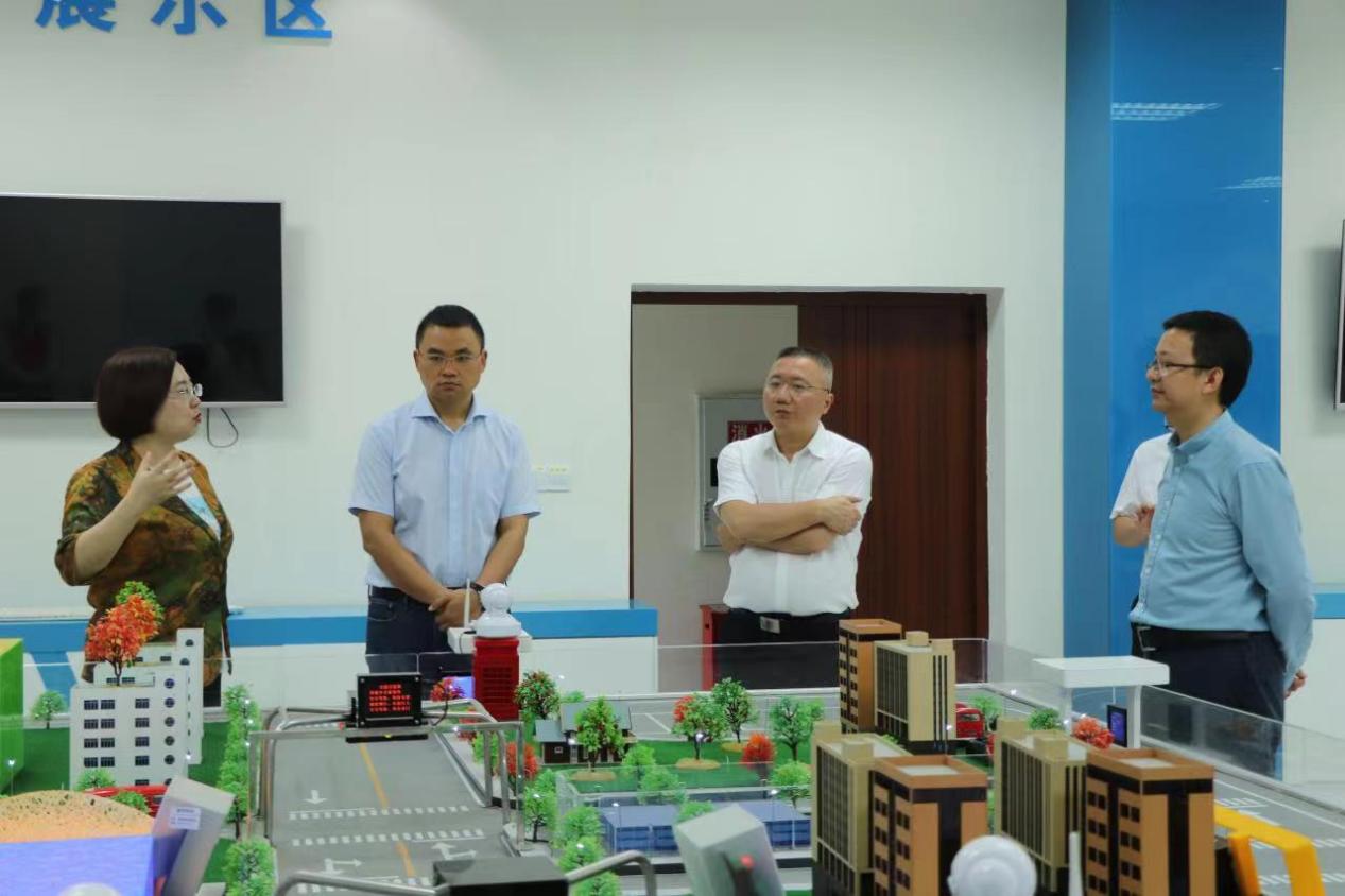 “创享自动·万物智联”公益科普研学活动暨“重庆市青少年科普研学基地”揭牌仪式在我校举行