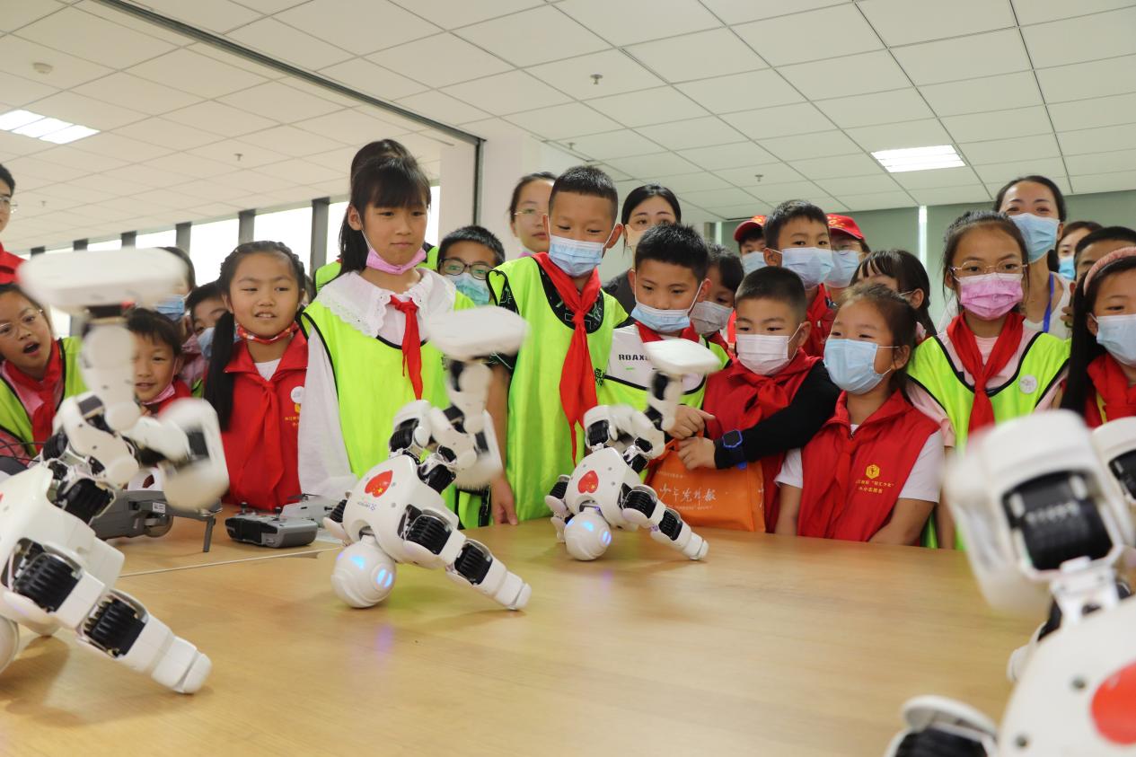 “创享自动·万物智联”公益科普研学活动暨“重庆市青少年科普研学基地”揭牌仪式在我校举行