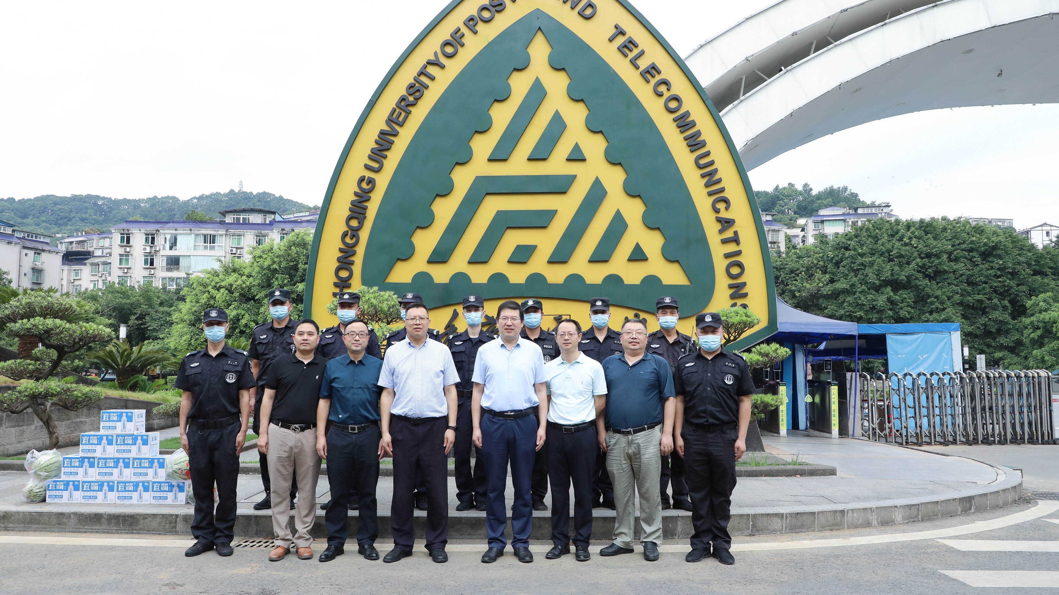 高新波校长看望慰问暑期坚守岗位员工和科研团队师生