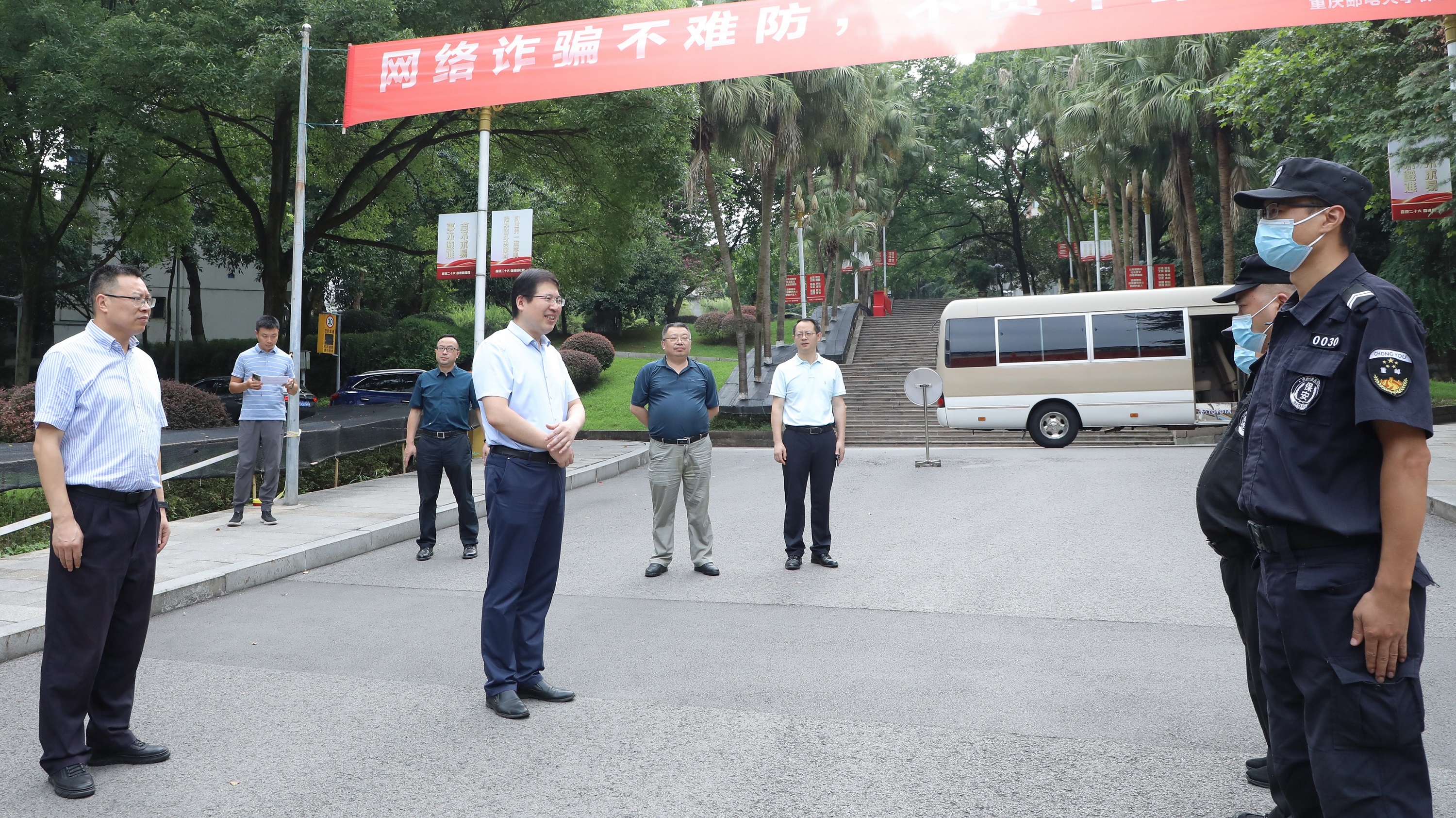 高新波校长看望慰问暑期坚守岗位员工和科研团队师生