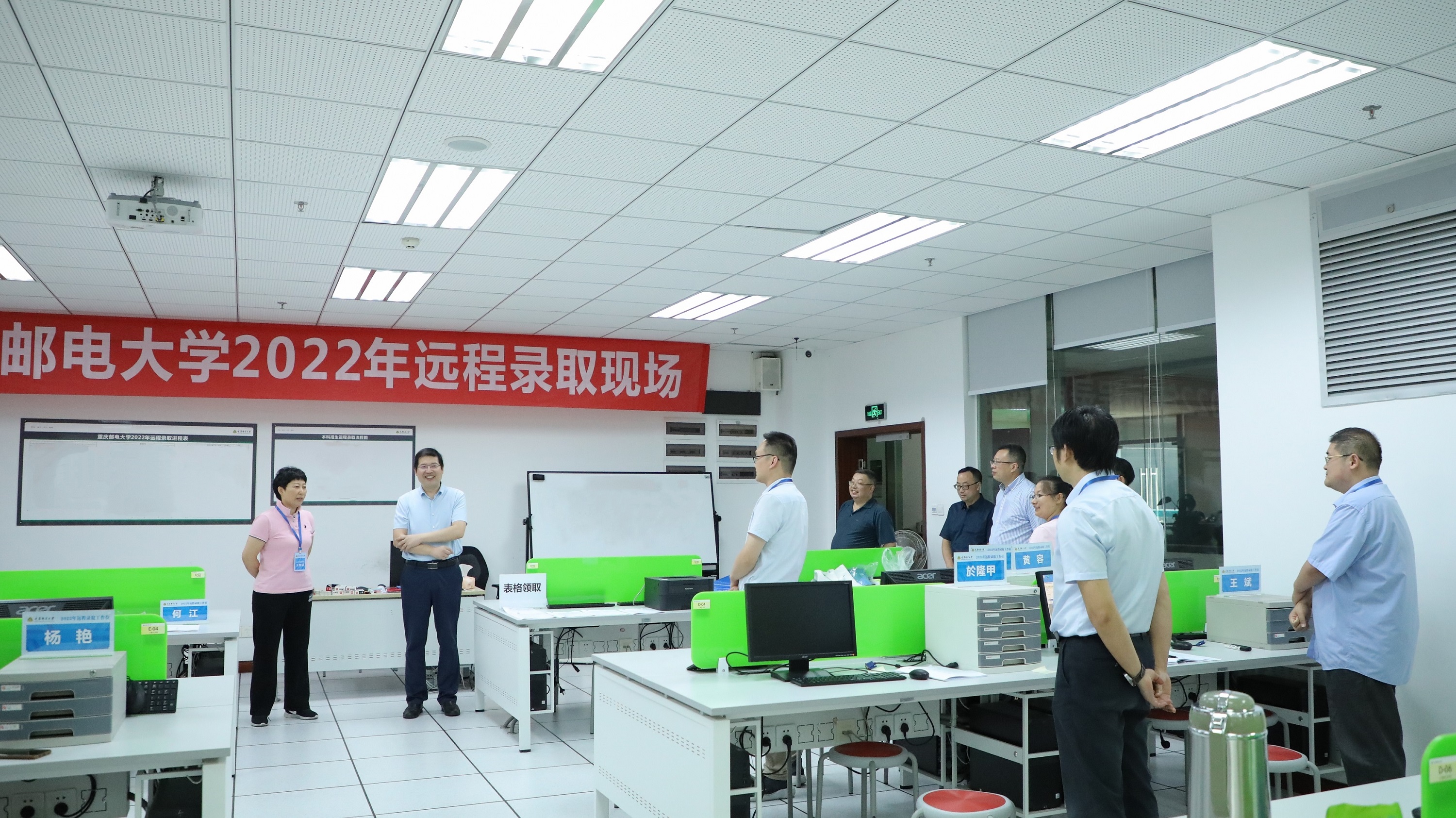 高新波校长看望慰问暑期坚守岗位员工和科研团队师生