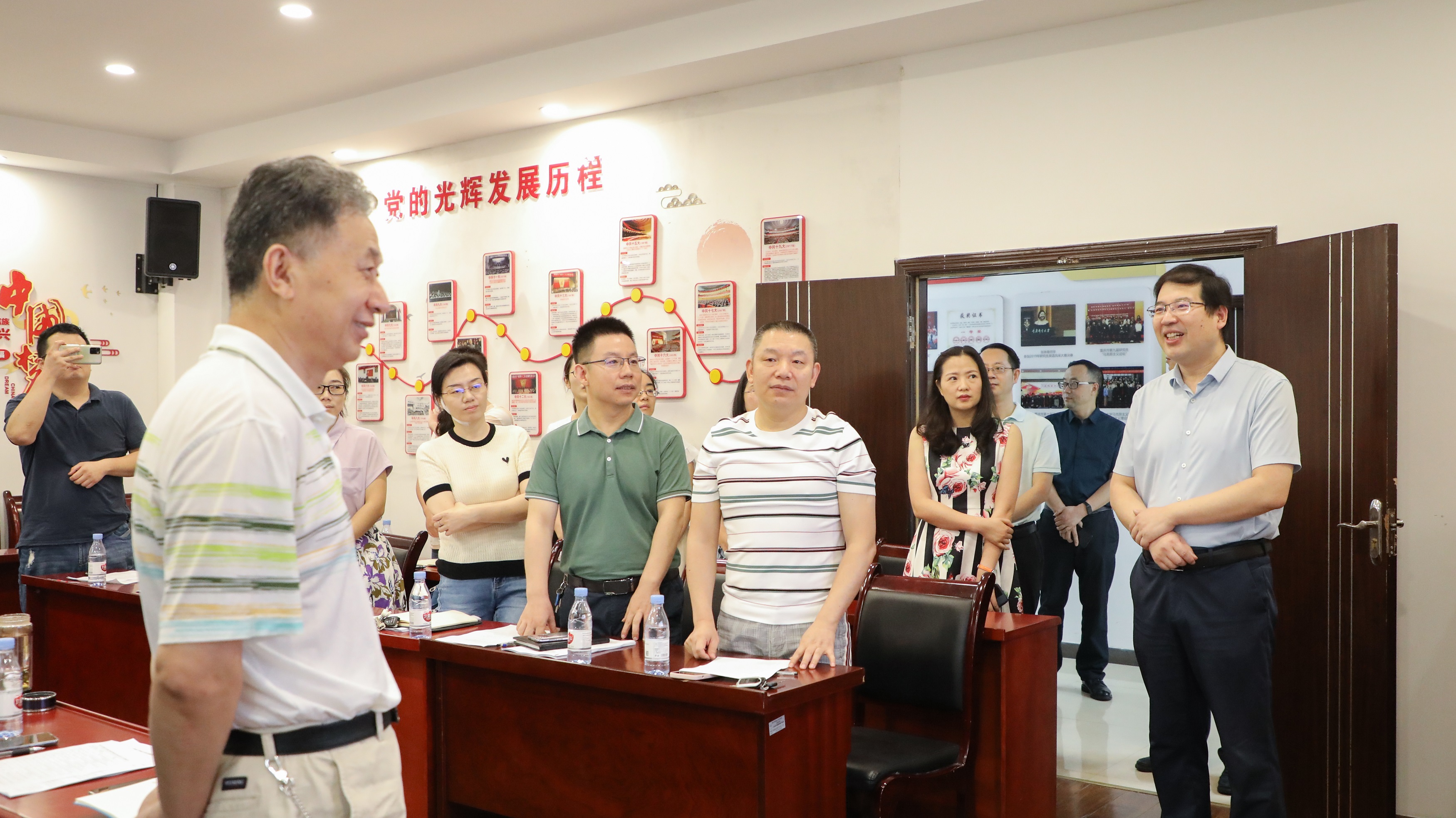 高新波校长看望慰问暑期坚守岗位员工和科研团队师生