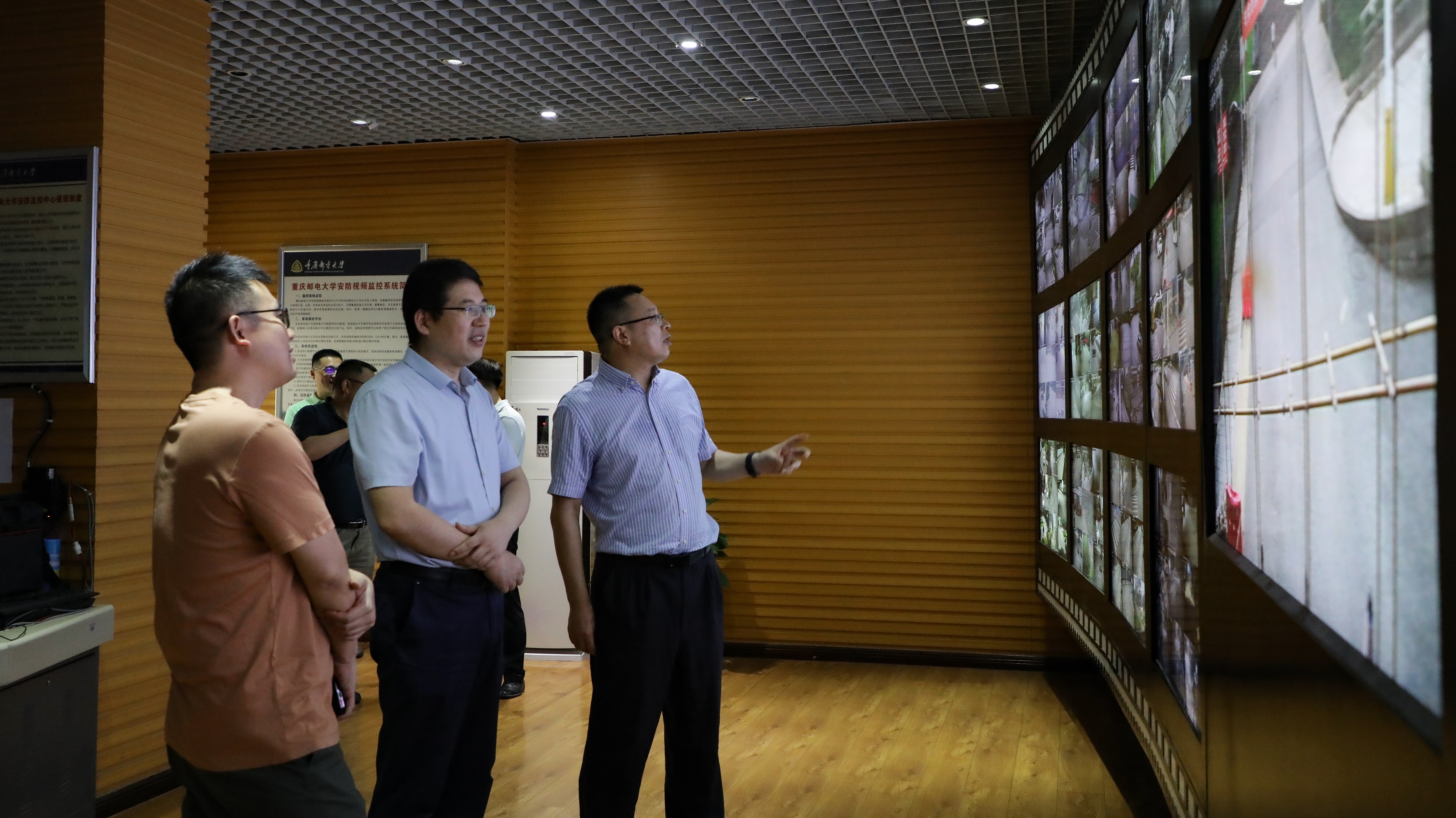 高新波校长看望慰问暑期坚守岗位员工和科研团队师生