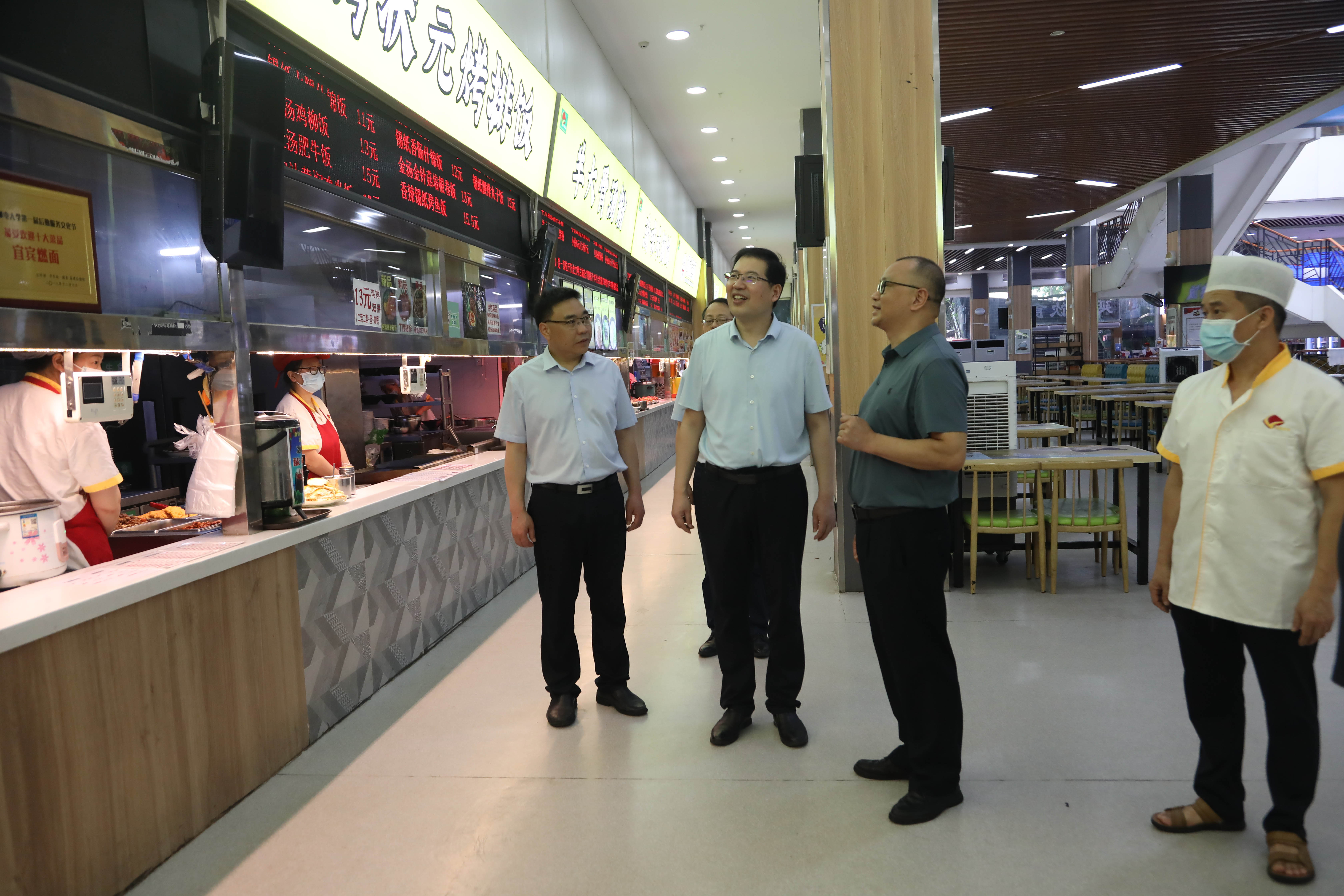 1690706132408073327.jpg 7校长高新波、副校长伍安春慰问延生食堂饮食保障人员.jpg