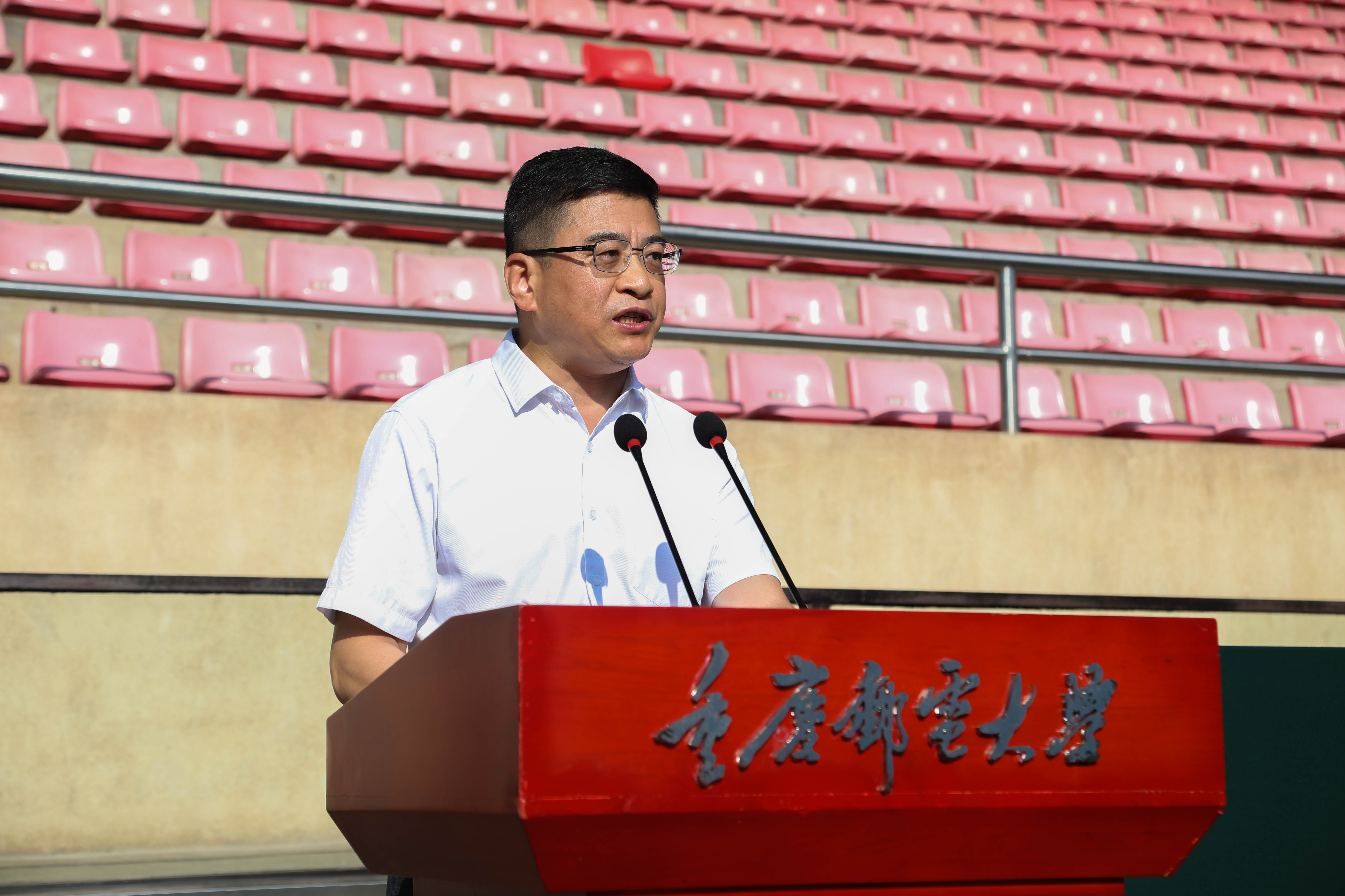 1694674430141010516.jpg 6副校长陈前斌宣读颁奖表决.jpg