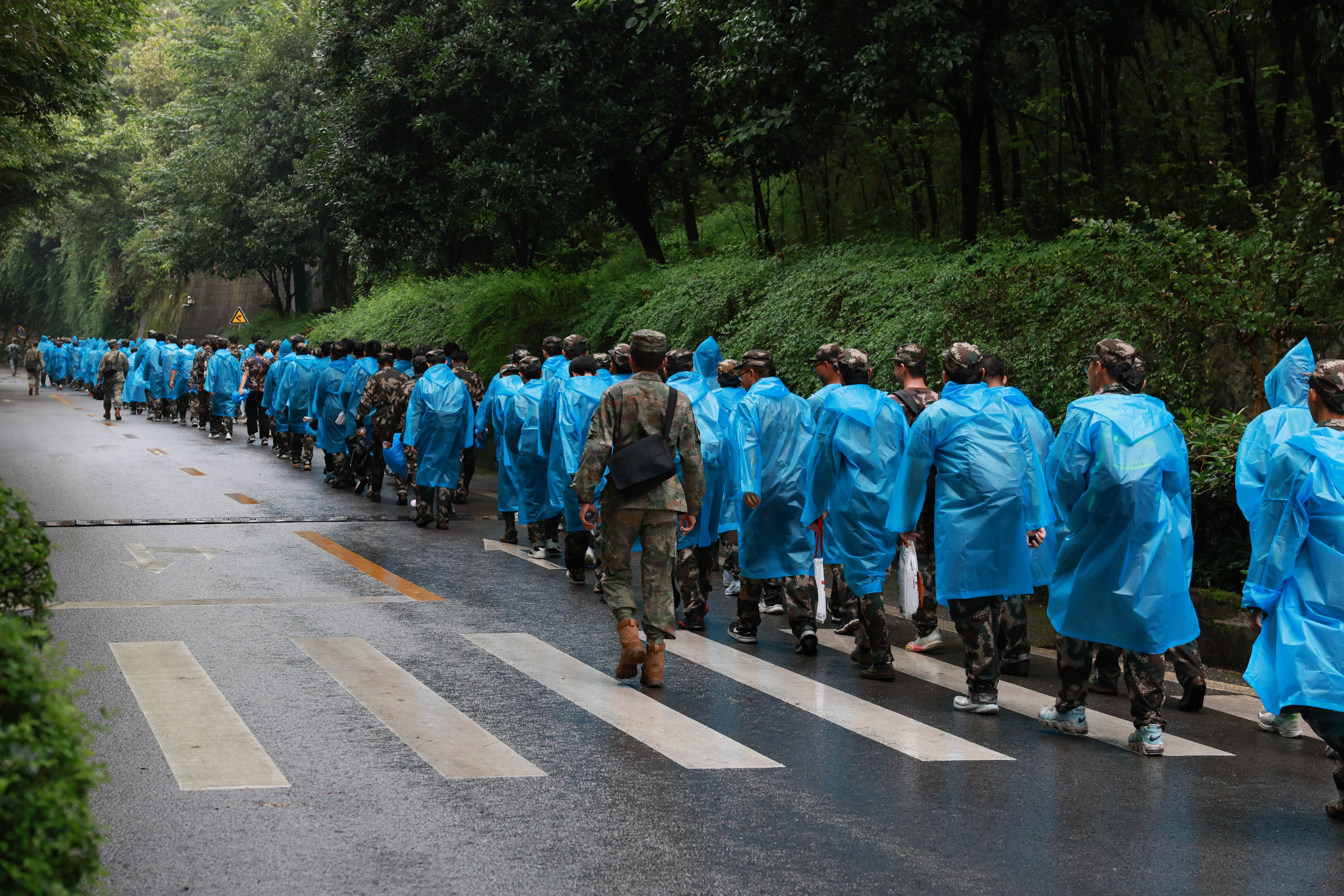 陈茵钰 摄)军训学生开展防空袭,穿越染毒地带等模拟演练(记者 李谨辰